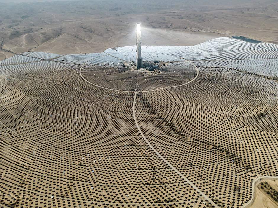 Tausende Spiegel bündeln Sonnenlicht und erzeugen Strom als Beitrag zur Energieunabhängigkeit Israels.