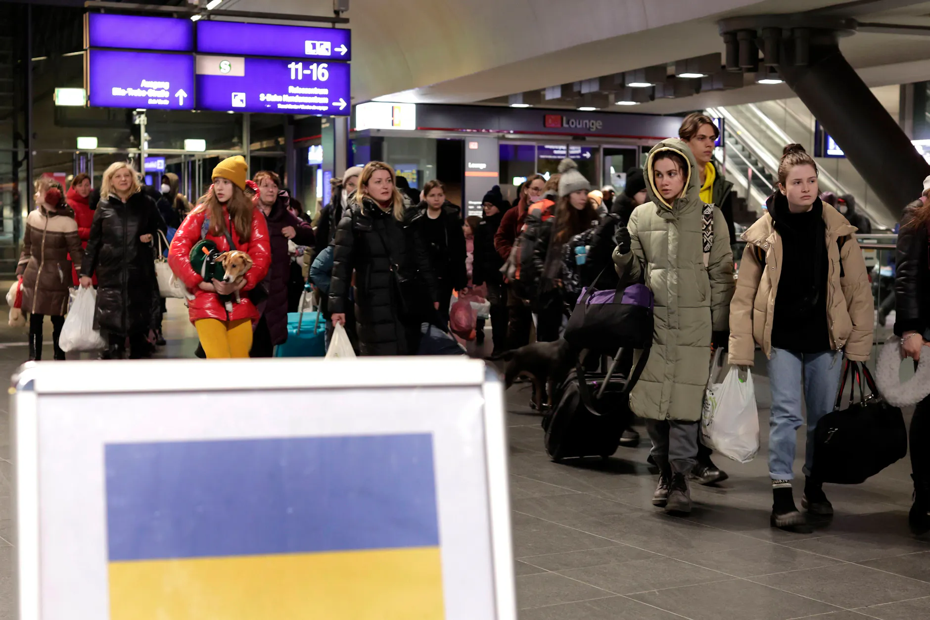 Ukrainische Flüchtlinge kommen wenige Tage nach Kriegsbeginn am Berliner Hauptbahnhof an.