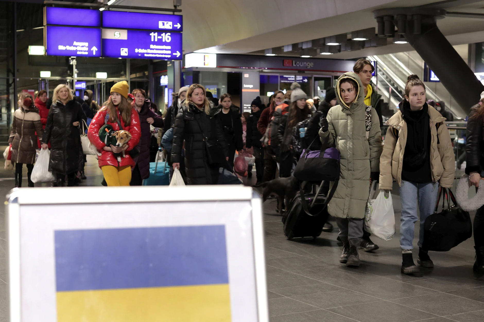 Ukrainische Flüchtlinge kommen wenige Tage nach Kriegsbeginn am Berliner Hauptbahnhof an.