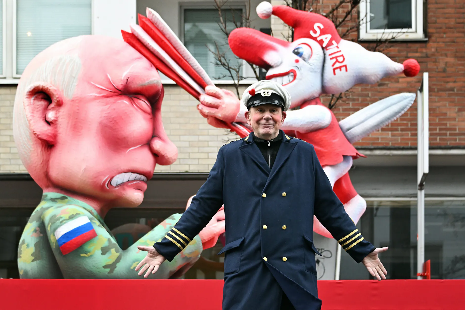 Wagenbauer Jaques Tilly vor dem Mottowagen zu seiner Anklage aus Russland: Putin sticht in die Satire.