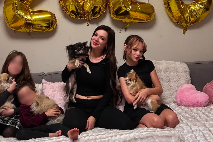 Anne Wünsche mit ihren drei Kindern und ihren Hunden.