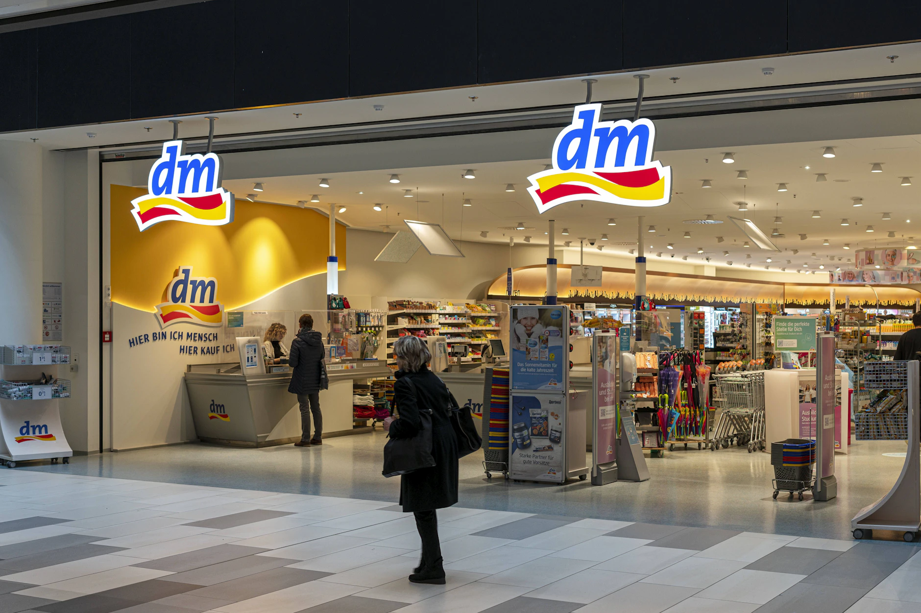 Auch einige Dm-Drogeriemärkte sind am Feiertag geöffnet.