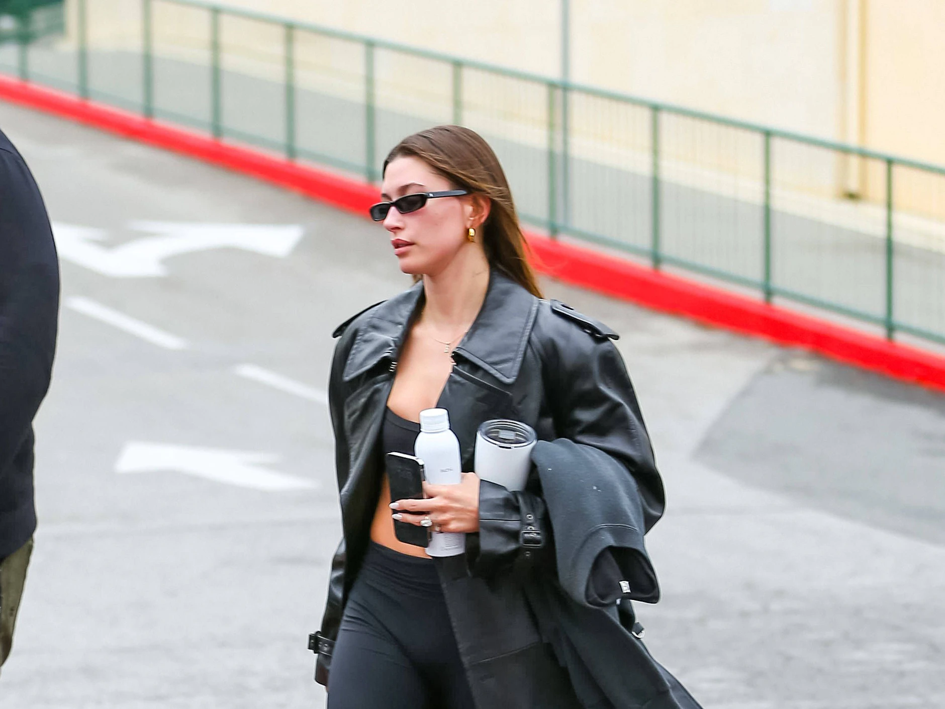 Haley Bieber beim Verlassen eines Pilatesstudios in Los Angeles