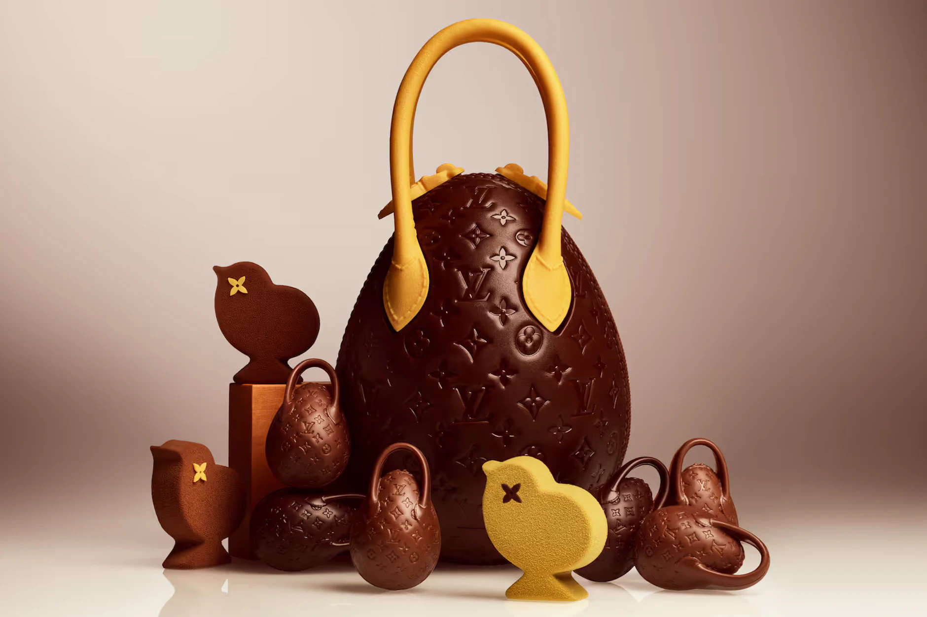 Die ikonische Egg Bag von Nicolas Ghesquière aus Schokolade.