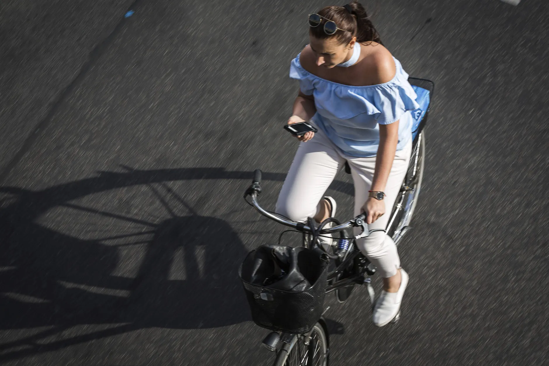 Telefonieren auf dem Fahrrad, mit Kopfhörern.
