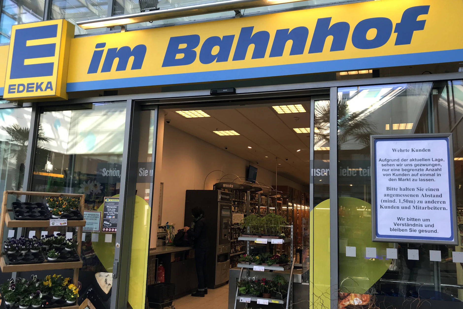 Der Edeka-Supermarkt im Bahnhof Südkreuz ist von 8 bis 22 Uhr geöffnet.