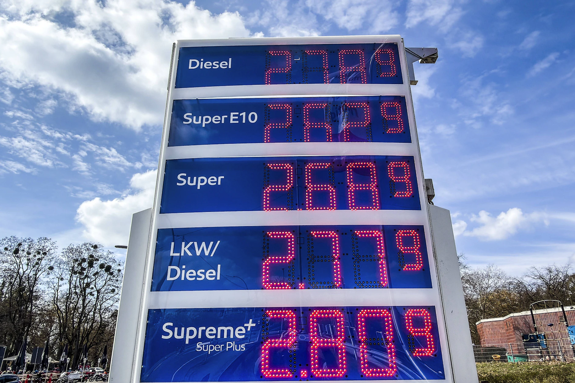 In Berlin sind die Spritpreise zuletzt massiv in die Höhe geschnellt (Symbolbild).