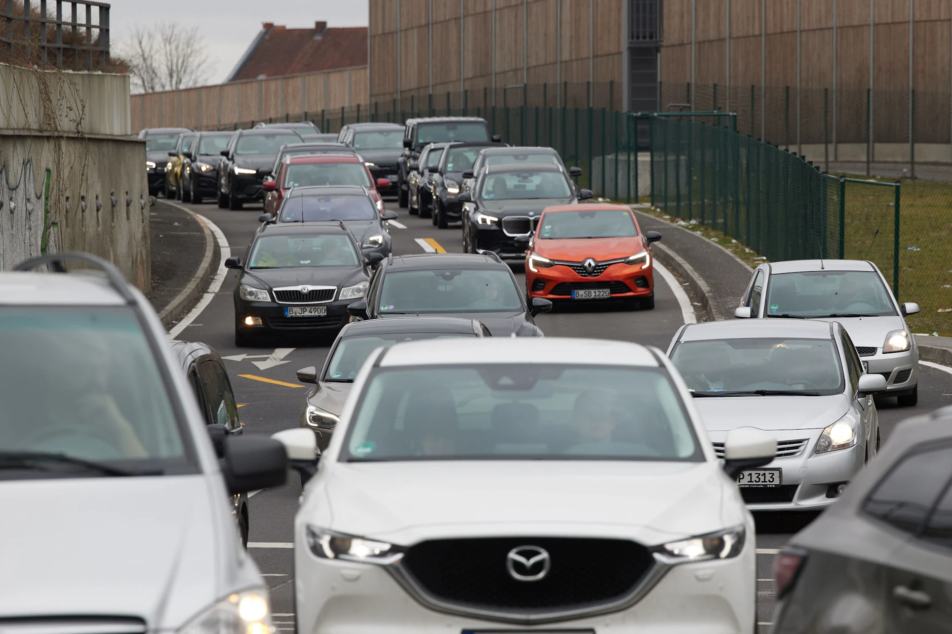 Stau auf der A100. Eine von vielen Staufallen am heutigen gründonnerstag in Berlin. (Archivbild)