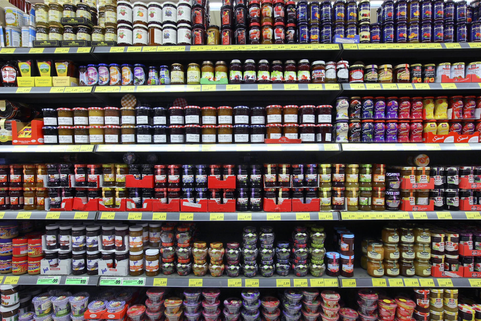 Gut gefüllte Regale mit Konfitüren, Fruchtaufstrichen und Marmeladen. Doch „Marmelade“ darf nur auf dem Etikett mit Gläsern mit Zitrusfrüchten stehen.