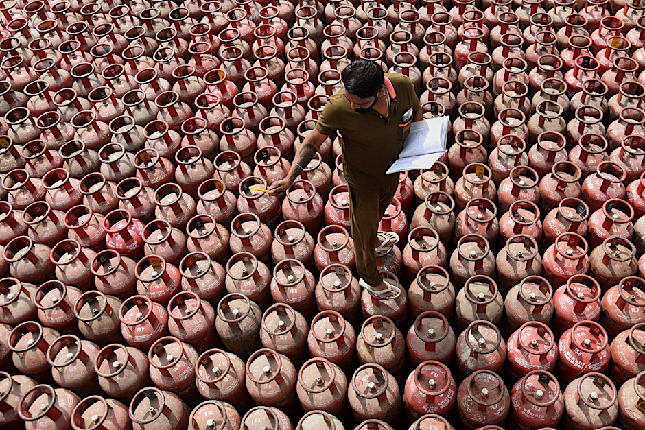 Flüssiggasflaschen in einem Vertriebszentrum bei Amritsar in Indien. Der Nahostkrieg belastet Energieversorgung und Preise.