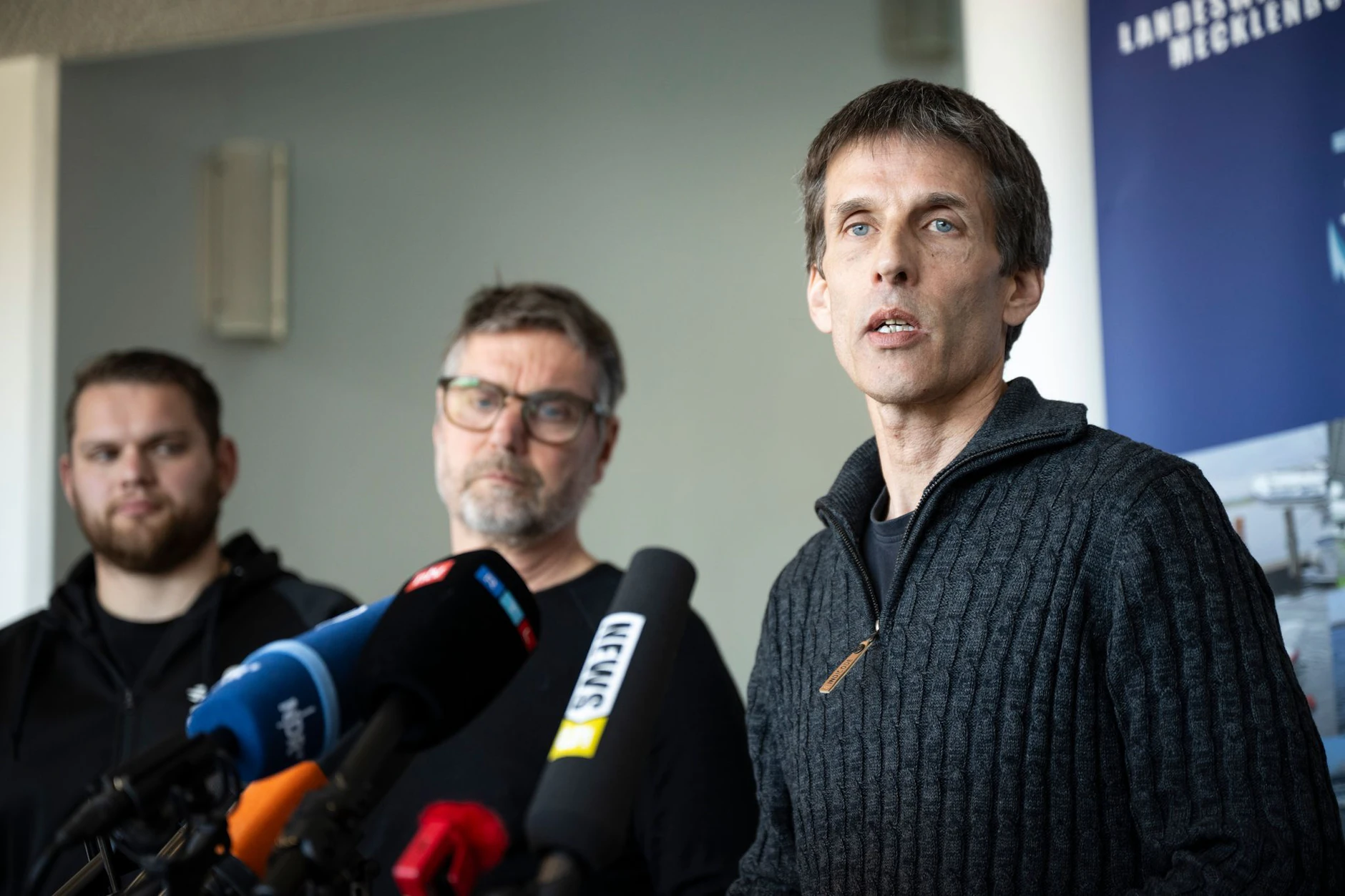 Burkard Baschek (r-l), Direktor des Deutschen Meeresmuseums, Thilo Maack, Meeresbiologe von Greenpeace und Sven Biertümpfel, Taucheinsatzleiter Sea Shepherd, stehen bei einer Pressekonferenz. Der in der Wismarer festsitzende Wal hat kaum noch Überlebenschancen. Der Meeressäuger soll nun in Ruhe gelassen werden.