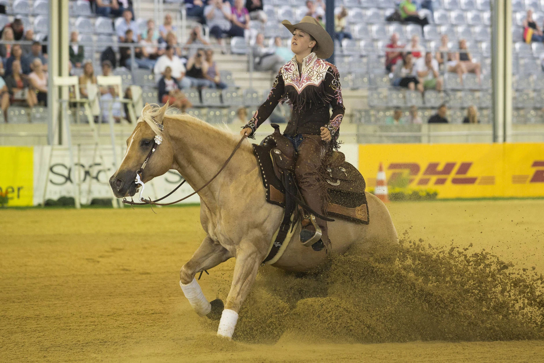 Gina Schumacher bei einem Reining Wettkampf. Die 29 Jährige gehört zu den erfolgreichsten Westernreiterinnen der Welt und feiert regelmäßig große Titel mit ihren Pferden.
