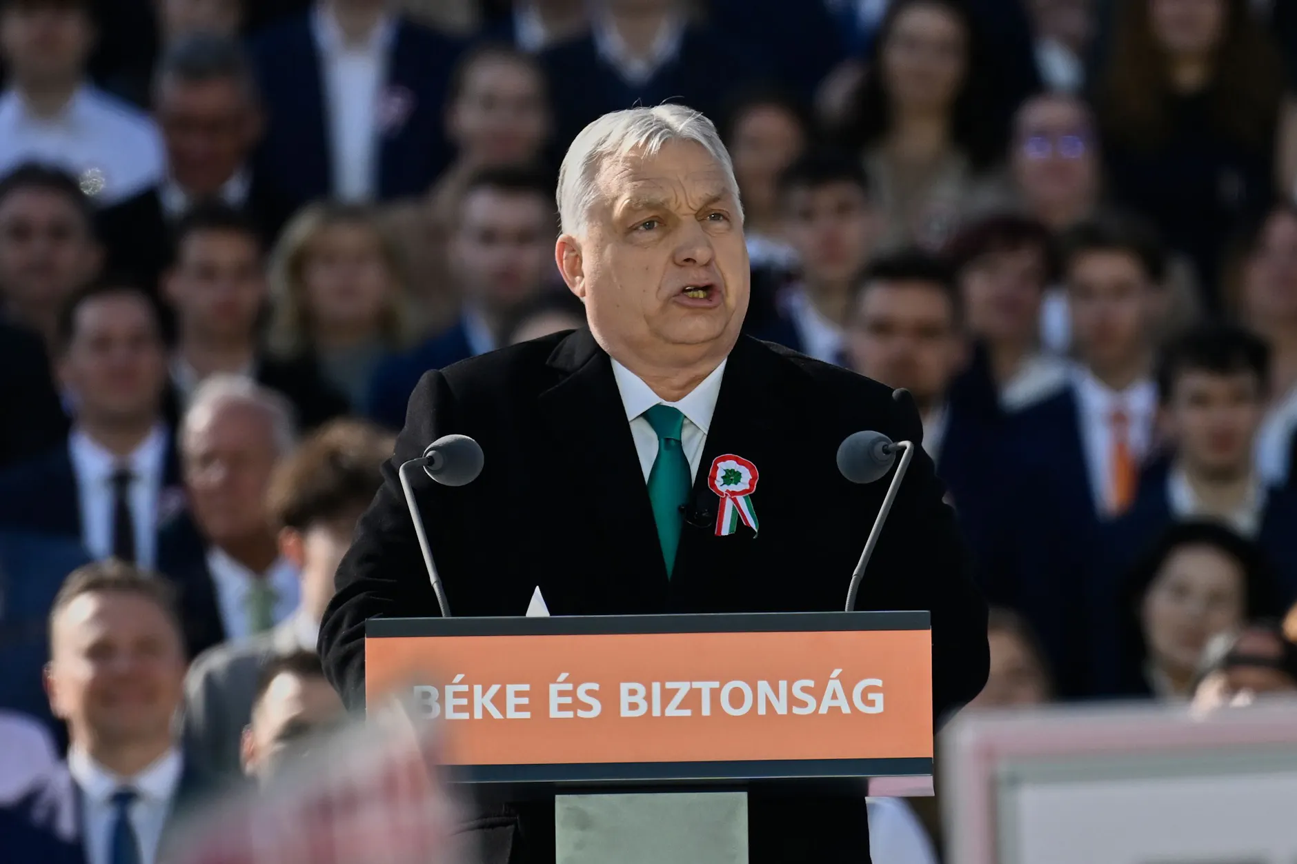 Ungarns Ministerpräsident Viktor Orbán spricht während einer Demonstration im März zu seinen Anhängern.