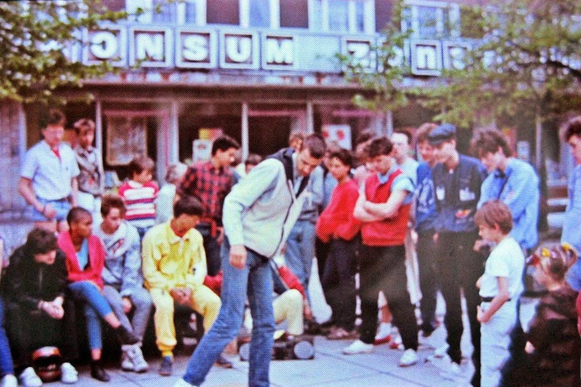 Jugendliche in der DDR treffen sich zum Breakdance an der Museumskreuzung in Dessau.