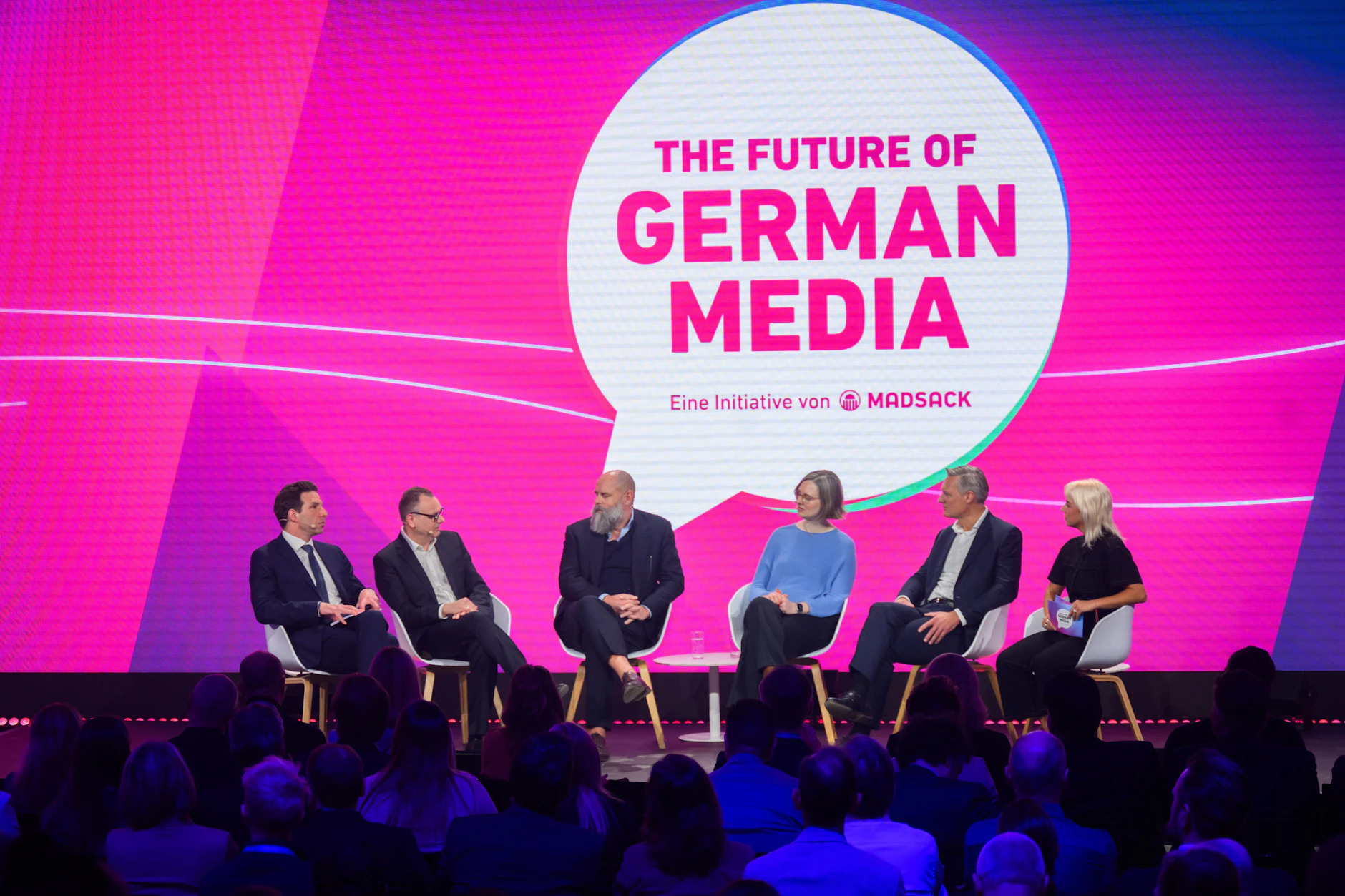 Sven Clausen, Moderator und Chefredakteur Redaktions­netzwerk Deutschland, Hendrik Lünenborg, Intendant des Norddeutschen Rundfunks NDR, Holger Friedrich, Chef der Ostdeutschen Medienholding, die Verlegerin der „Celleschen Zeitung“ Friedrike Pfingsten und Madsack-CEO Thomas Düffert bei der Veranstaltung "The Future of German Media".