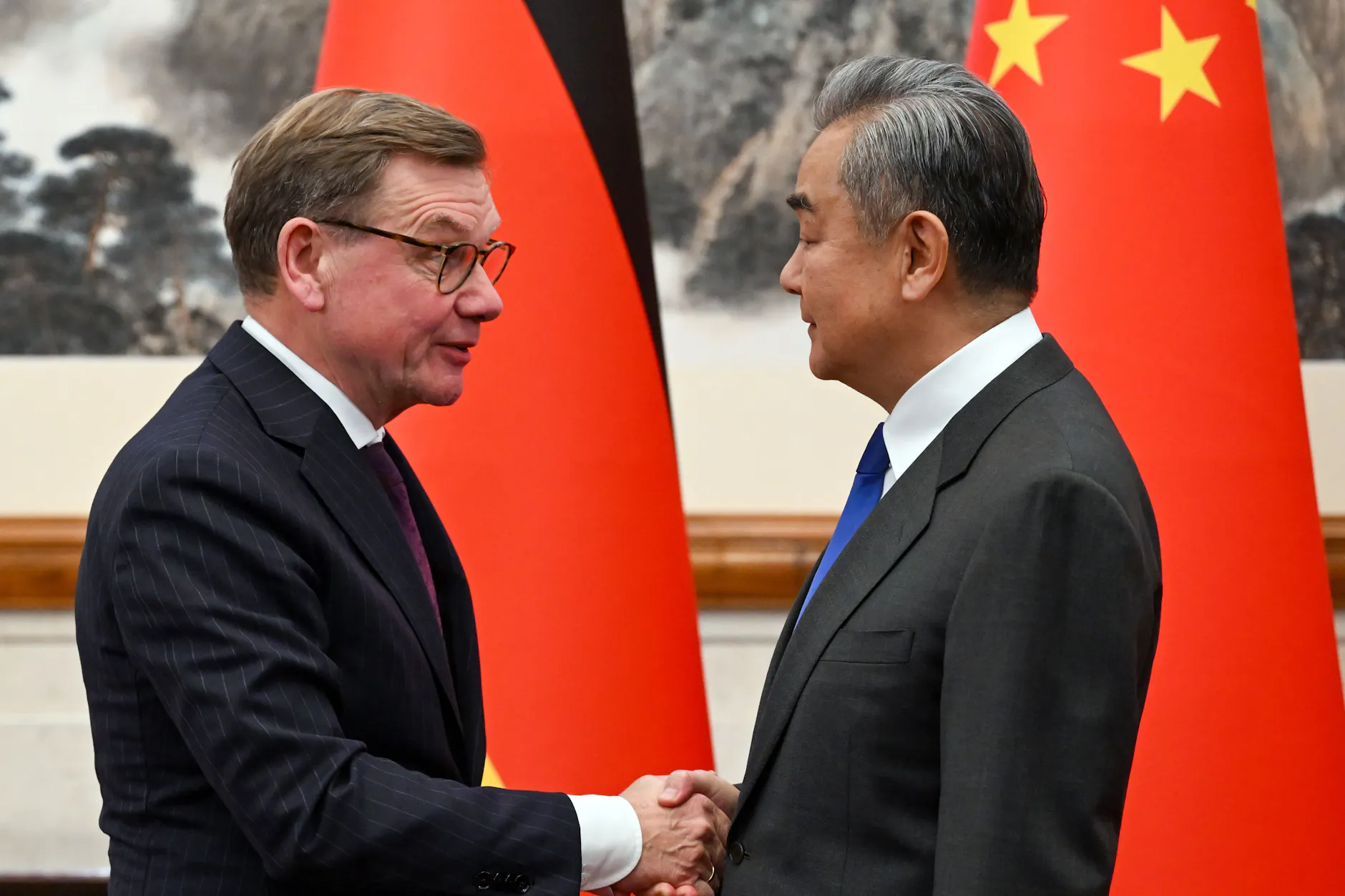 Außenminister Johann Wadephul (l, CDU) und der chinesische Außenminister Wang Yi bei einem Treffen im Jahr 2025