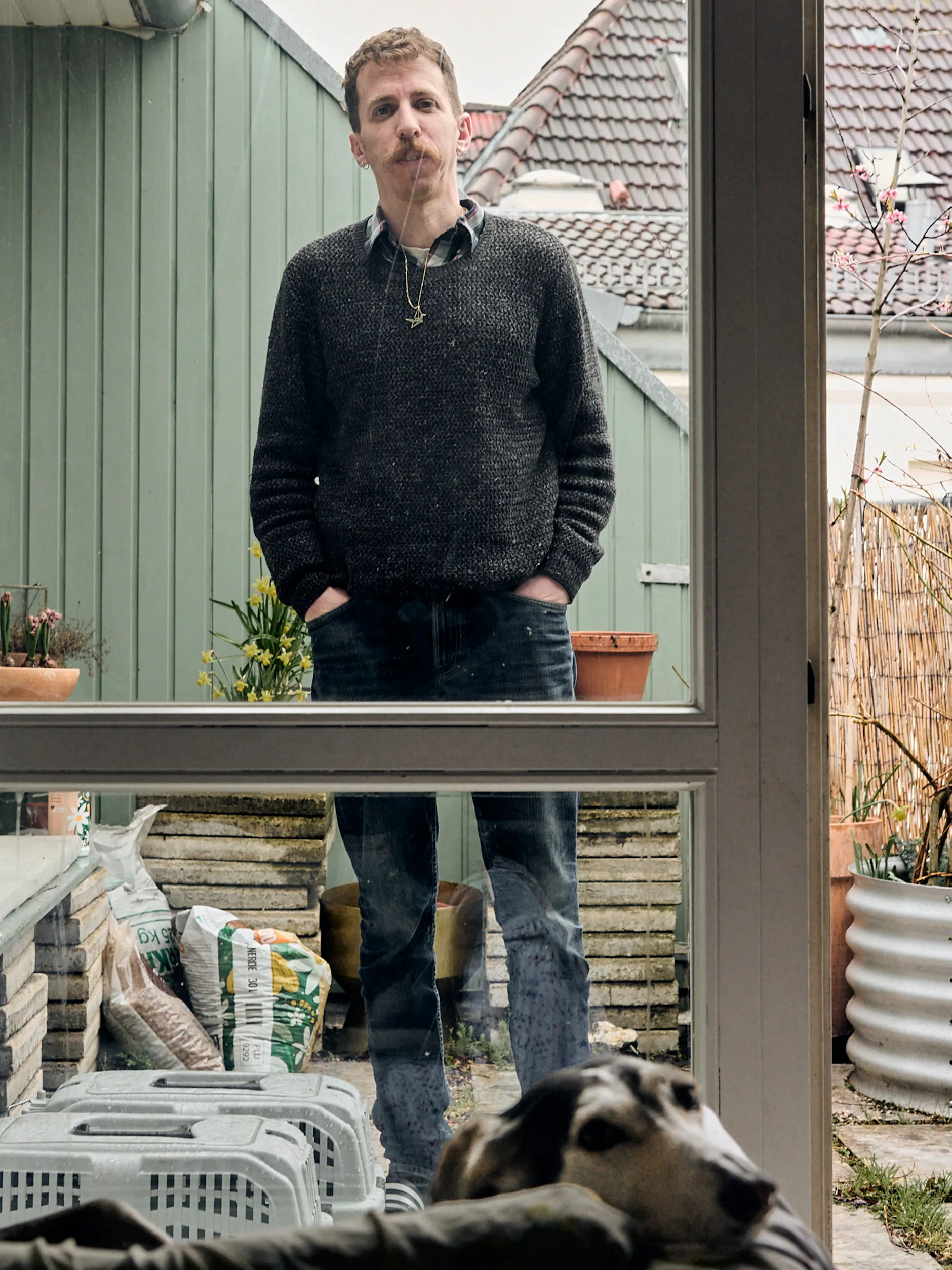 Adam Raz mit seiner Hündin Eleanor – benannt nach der Tochter von Karl Marx.