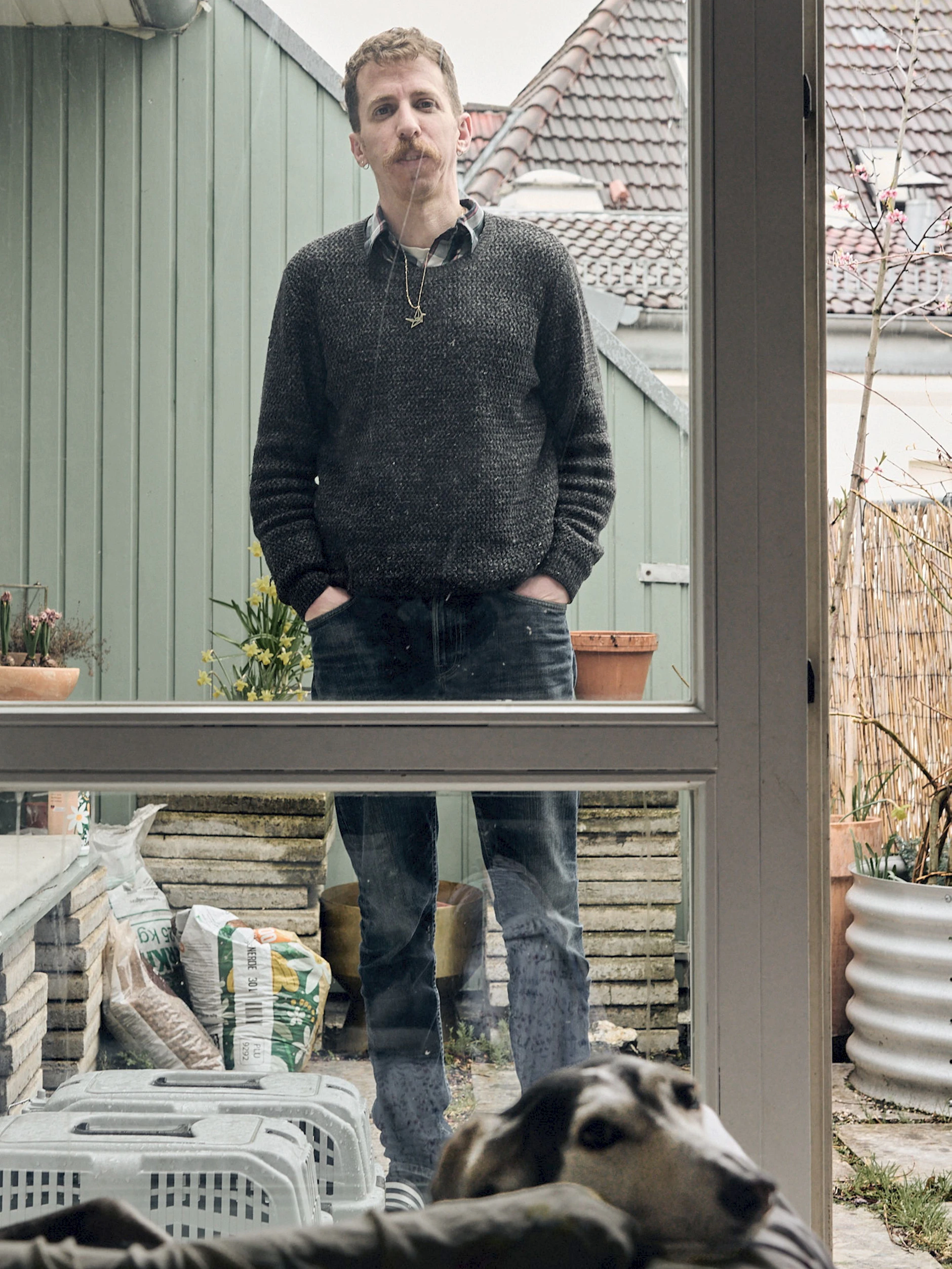 Adam Raz mit seiner Hündin Eleanor – benannt nach der Tochter von Karl Marx.