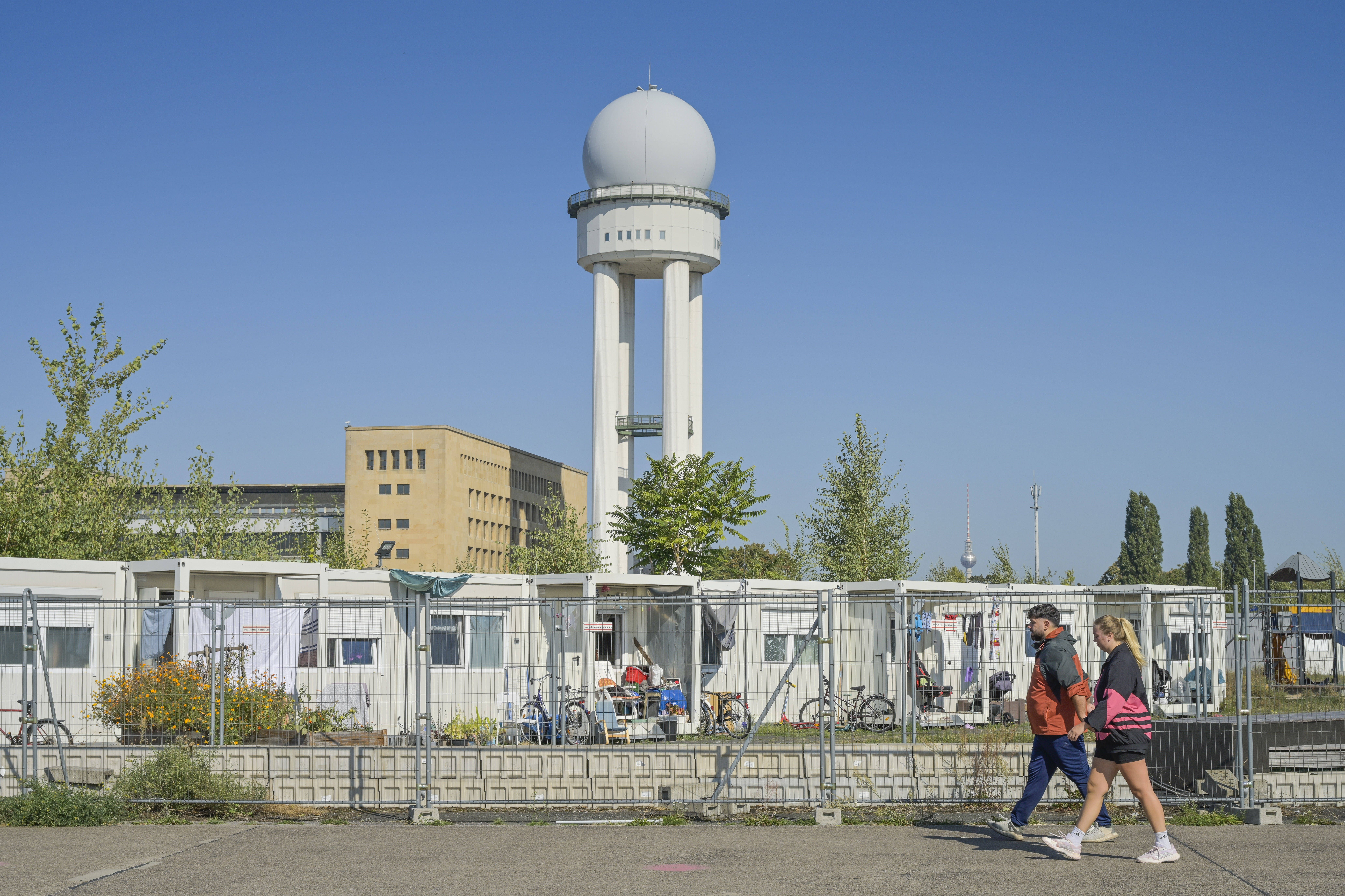 Todesfälle in Tempelhofer Flüchtlingsunterkunft: Vorwürfe von Alkoholkonsum und Gewalt