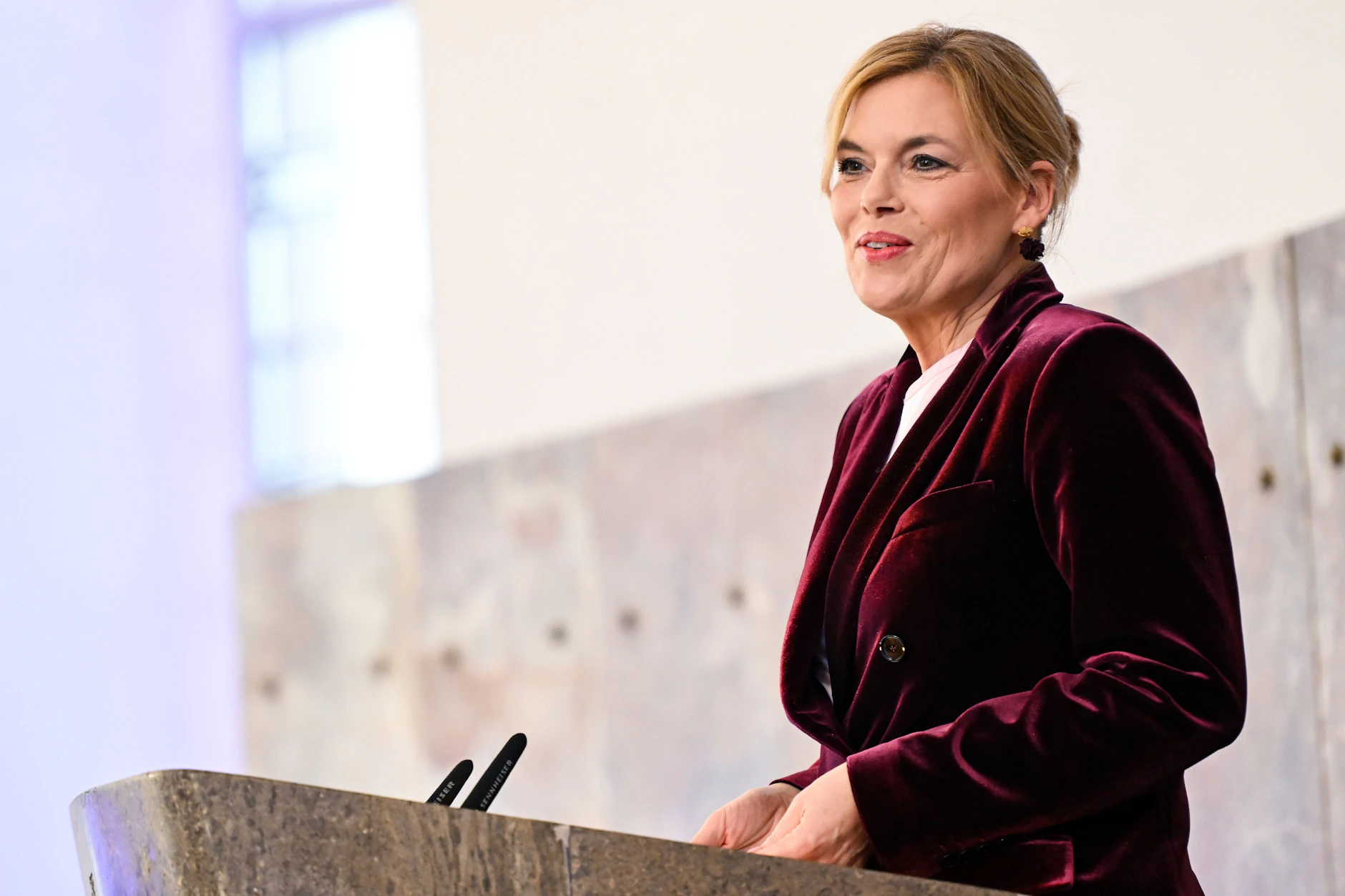 Bundestagspräsidentin Julia Klöckner sagte in der Laudatio: „Im Iran geht es beim Kopftuch nicht um Religion. Es geht um Macht.“