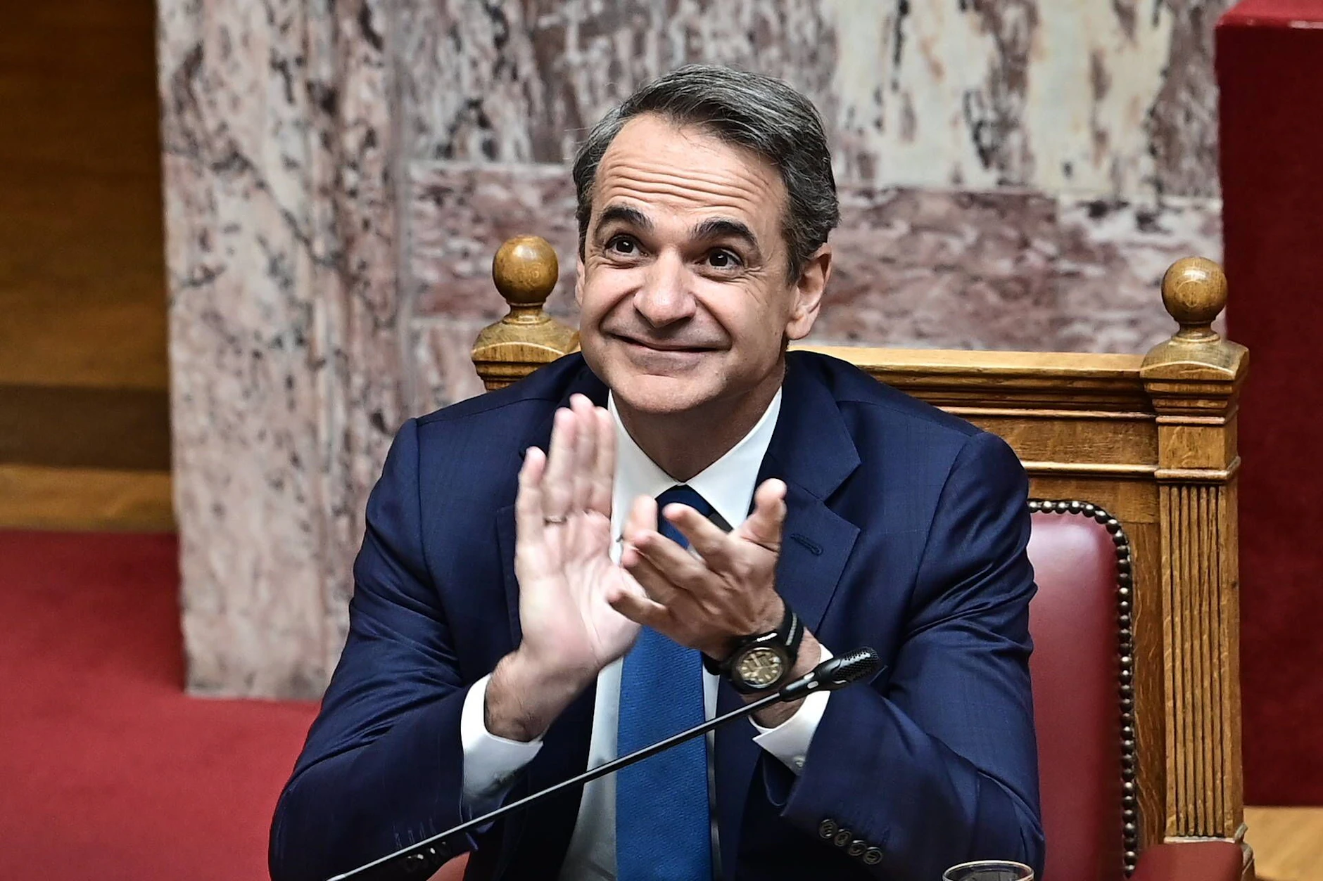 Mitsotakis steht für Griechenlands wirtschaftlichen Aufschwung. Doch seine Politik sorgt zunehmend für Protest und Kritik im Land.