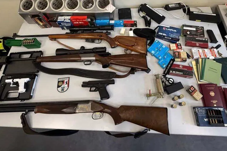 Das sind die Waffen und die Munition, die die Polizei in einer Wohnung gefunden hat.