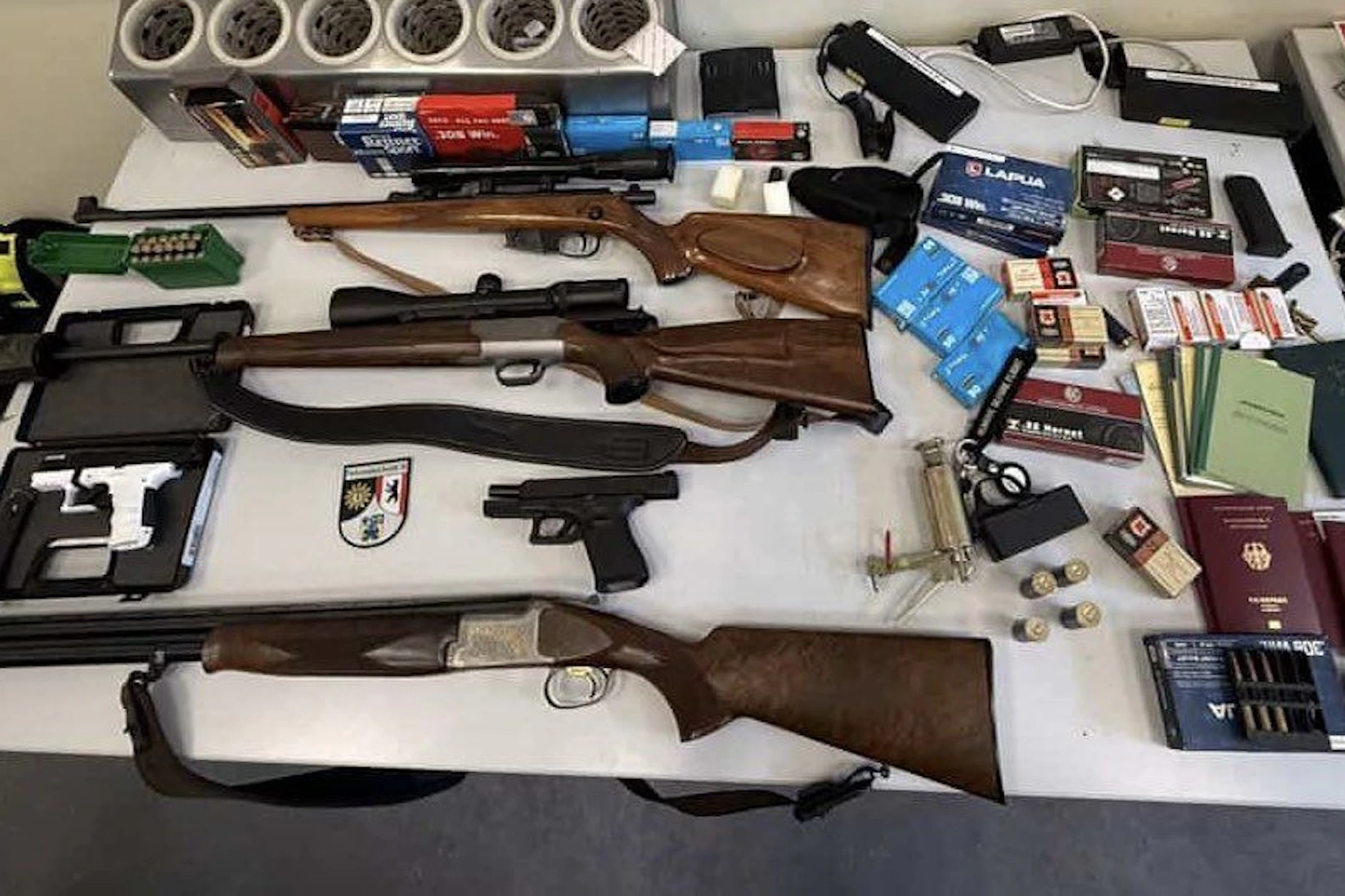 Das sind die Waffen und die Munition, die die Polizei in einer Wohnung gefunden hat.