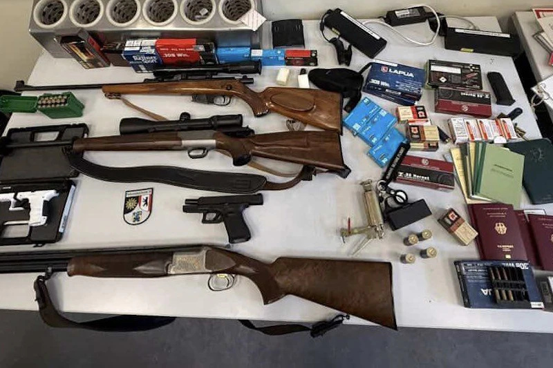 Waffenfund in Charlottenburg: Mann bedroht Nachbarn und schlägt zu