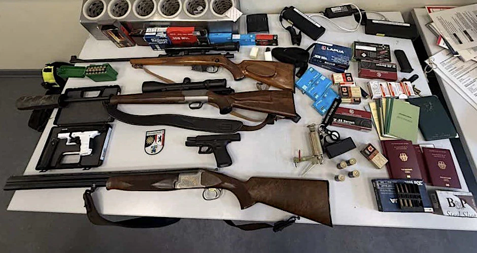Das sind die Waffen und die Munition, die die Polizei in einer Wohnung gefunden hat.