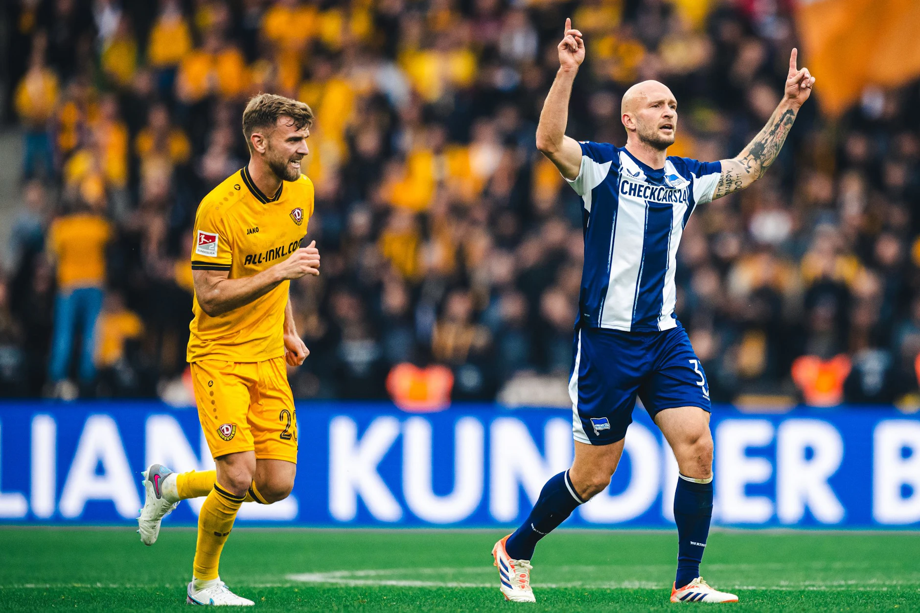 Im Hinspiel gegen Lars Bünning und Dynamo Dresden war Toni Leistner (r.) einer der besten Spieler im Trikot von Hertha BSC.