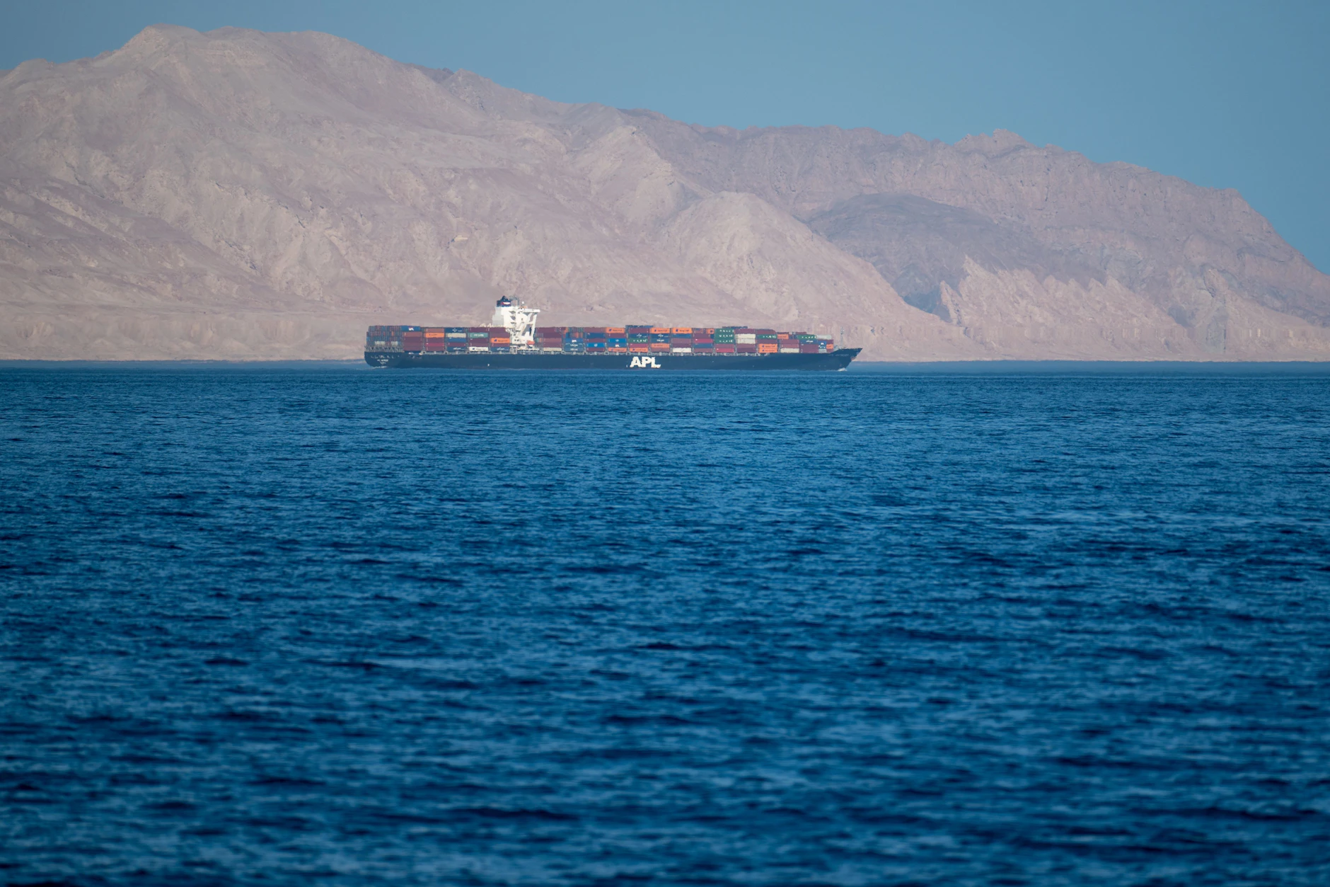 Ein Containerschiff vor der iranischen Küste. Ein französischer Tanker hat offenbar die Straße von Hormus durchquert.