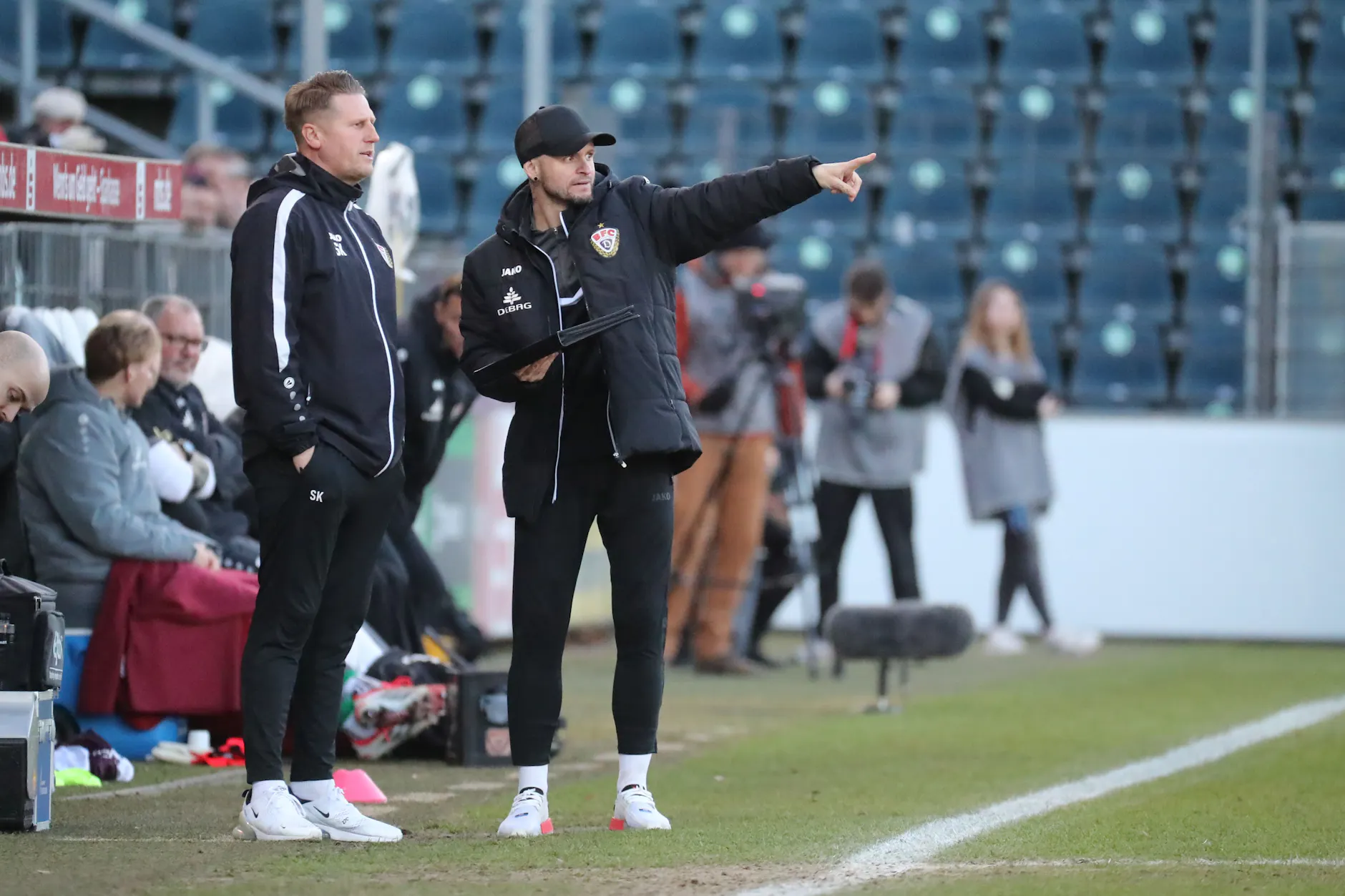 Cheftrainer Sven Körner (l.) und sein Co Maik Aumann bringen die Dynamos Spiel für Spiel auf Kurs.