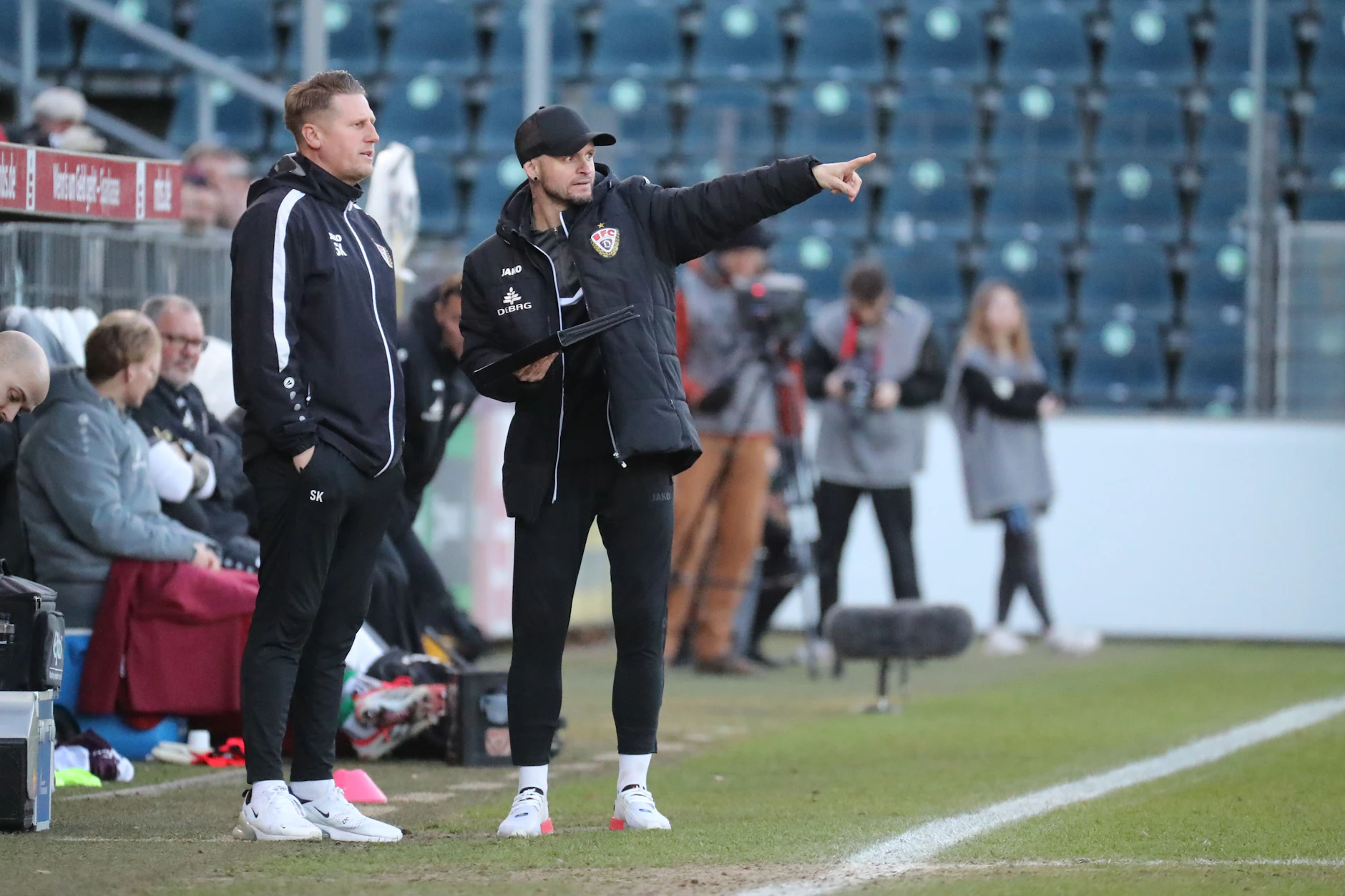 Cheftrainer Sven Körner (l.) und sein Co Maik Aumann bringen die Dynamos Spiel für Spiel auf Kurs. 