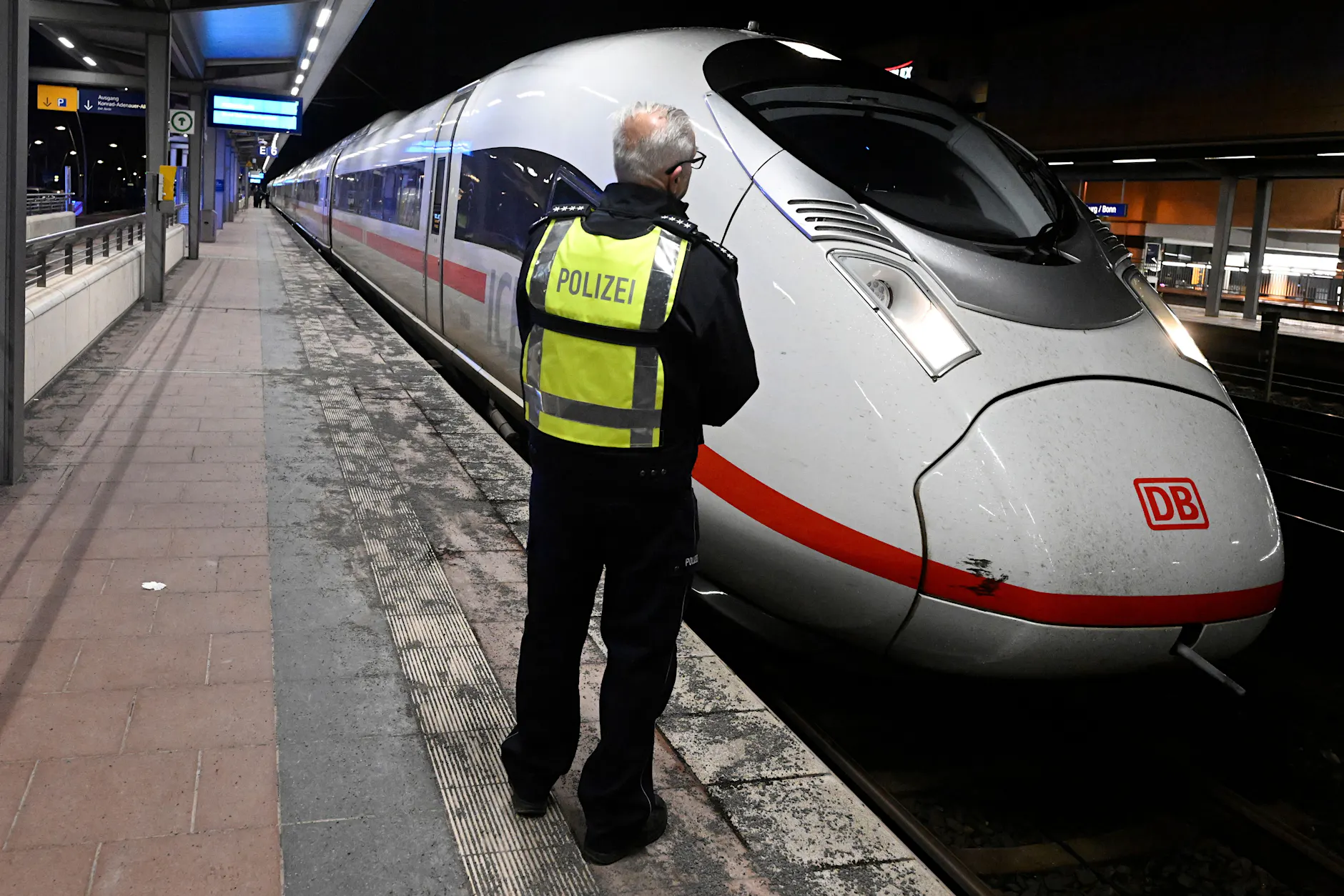 Panik im ICE: Bewaffneter Mann droht mit Anschlag, zwölf Verletzte