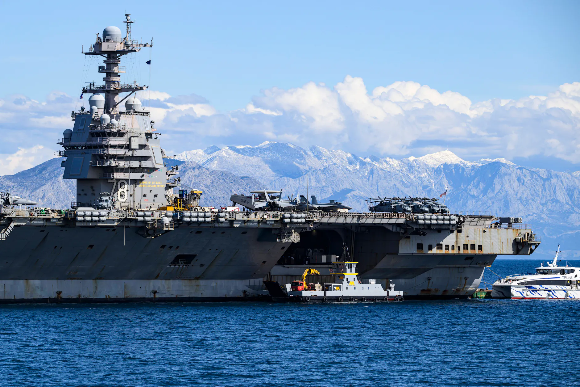 Der Flugzeugträger USS Gerald R. Ford vor Split