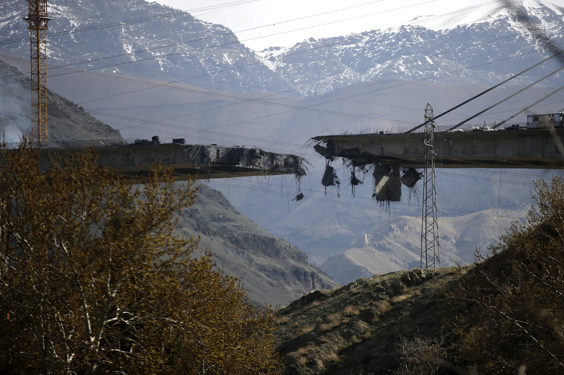 Schäden an einer Brücke bei Teheran am 3. April