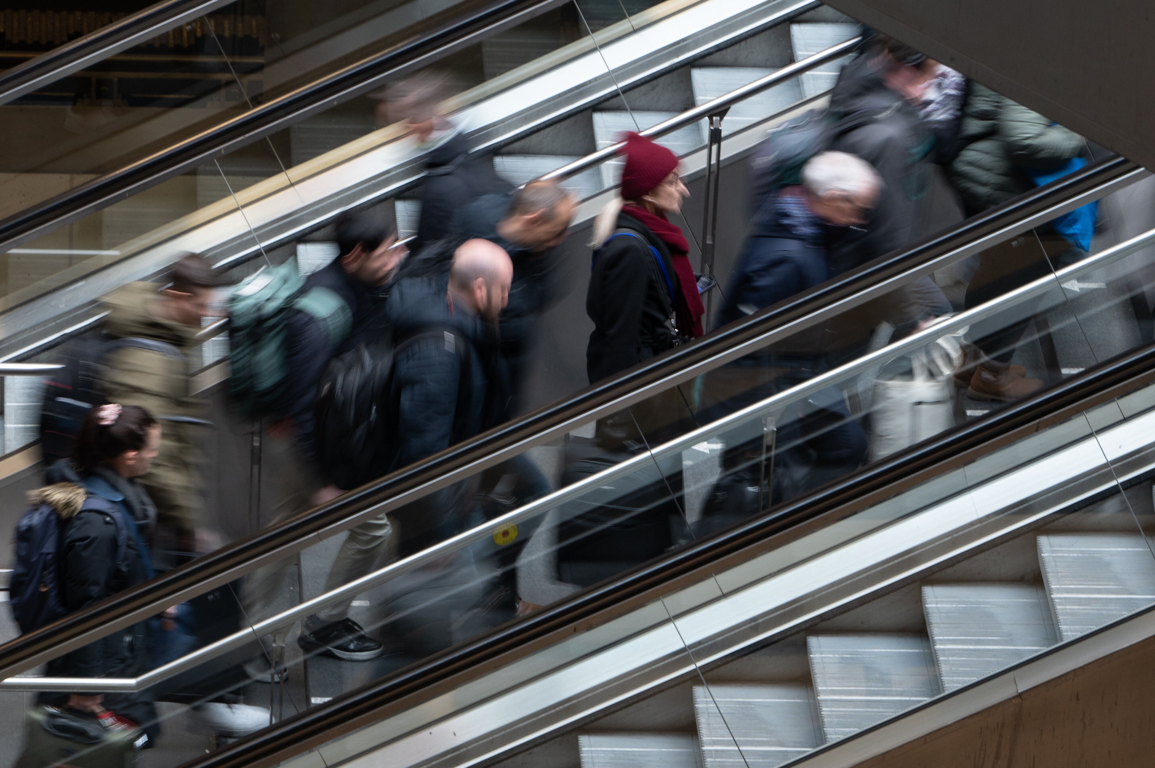 Auferstehung zu Ostern: Am Berliner Hauptbahnhof rollen (fast) alle Rolltreppen wieder
