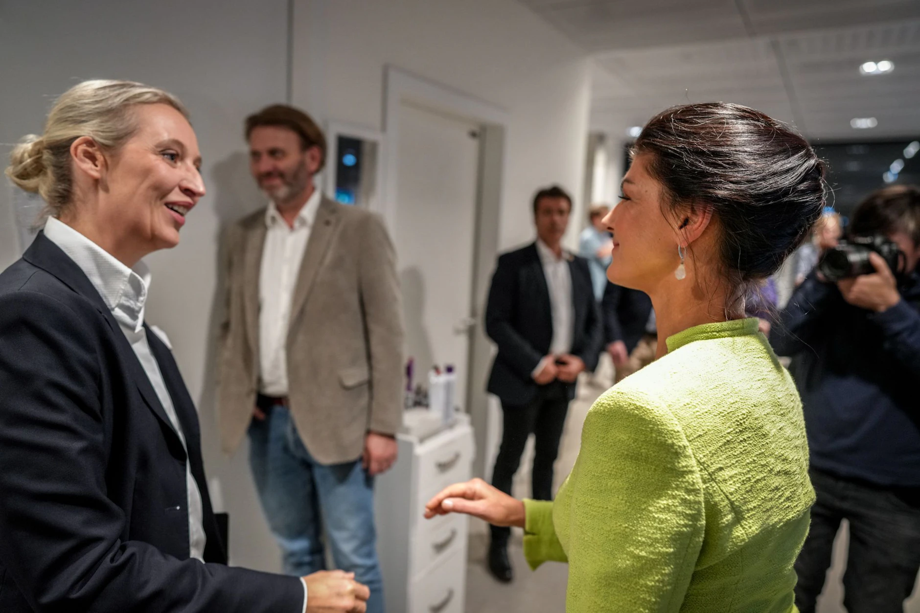 Von einer Brandmauer gegen die AfD hält Sahra Wagenknecht (r.), hier mit AfD-Chefin Alice Weidel, wenig.