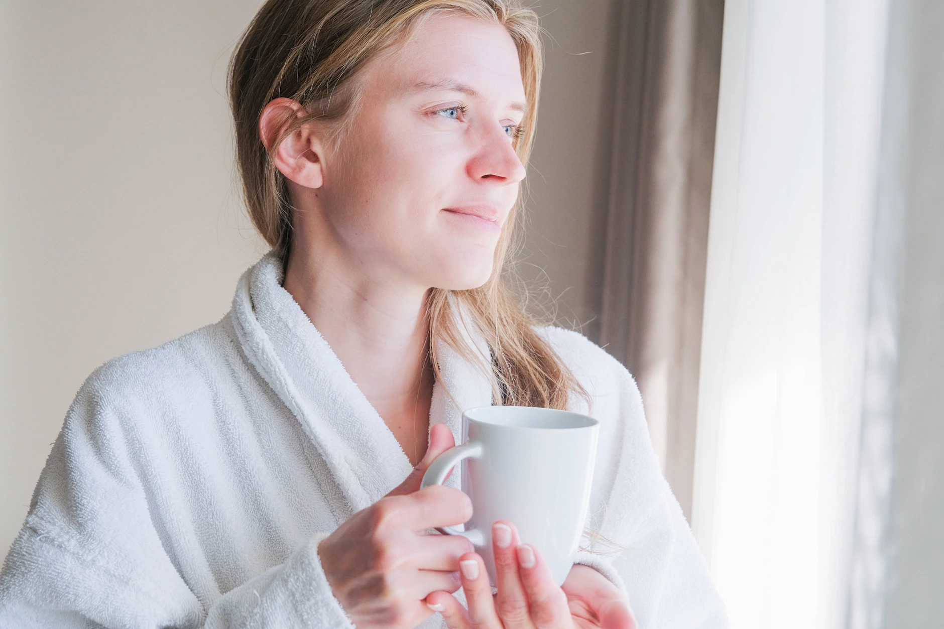 Ein ruhiger Start in den Tag: Kleine Auszeiten helfen jetzt, klarer zu denken und neue Energie zu sammeln.