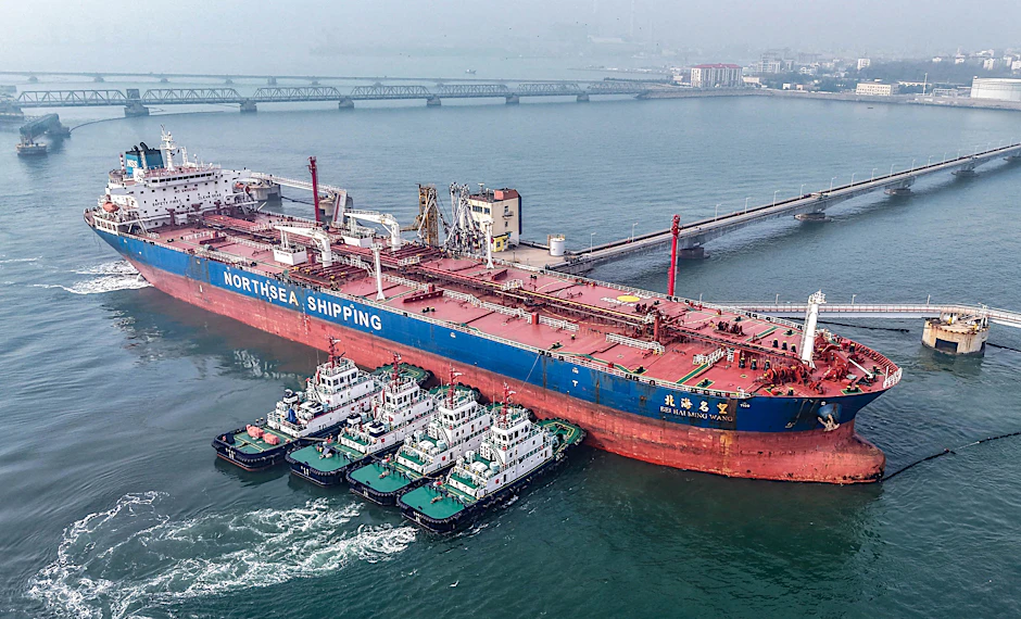 Schlepper ziehen einen Rohöltanker zu seinem Liegeplatz am Ölterminal im Hafen von Qingdao in der ostchinesischen Provinz Shandong am 23. März 2026.