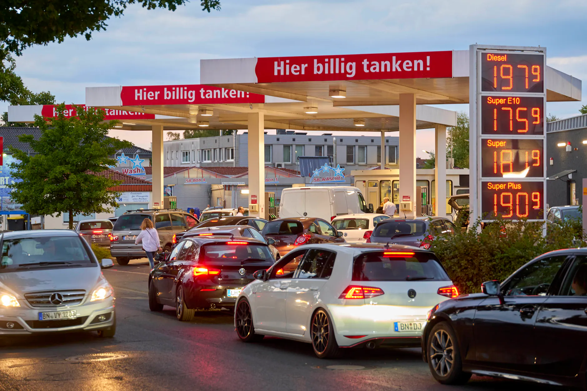 Symbolbild: Dichter Andrang an einer Tankstelle – günstige Spritpreise können innerhalb kürzester Zeit für lange Schlangen sorgen.