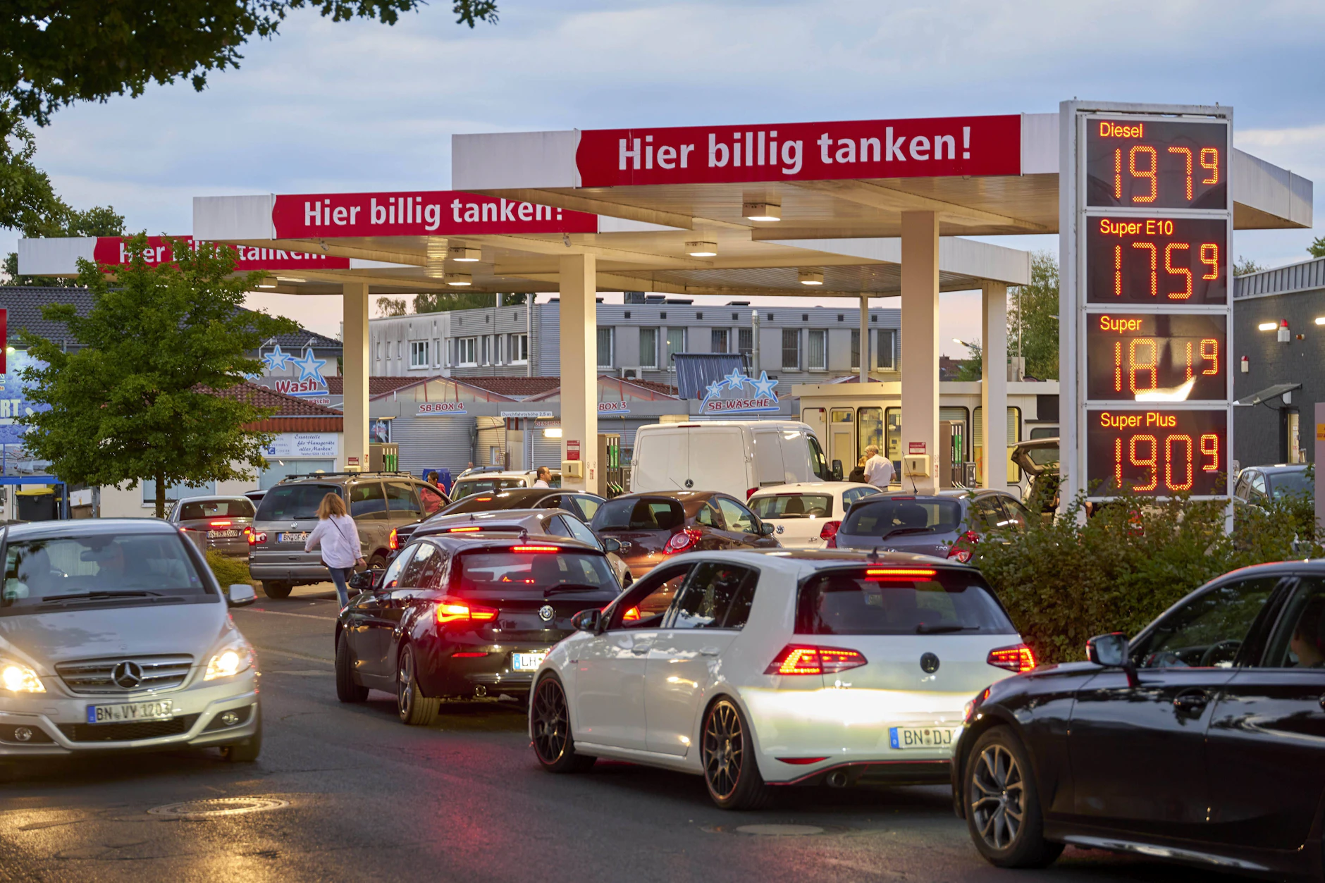 Symbolbild: Dichter Andrang an einer Tankstelle – günstige Spritpreise können innerhalb kürzester Zeit für lange Schlangen sorgen.