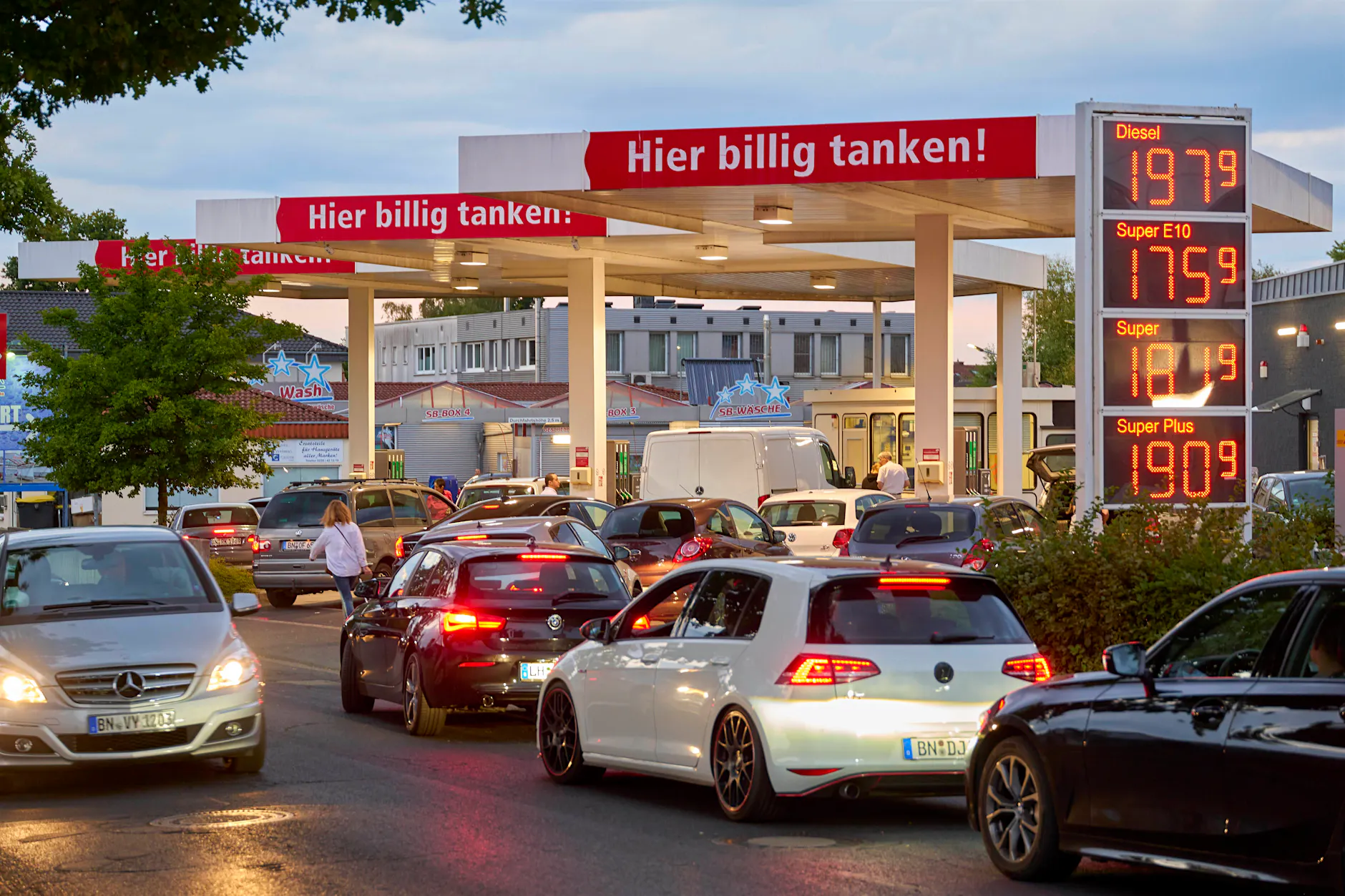 Preis-Panne an Tankstelle: Diesel für 2 Euro sorgt für Mega-Ansturm!