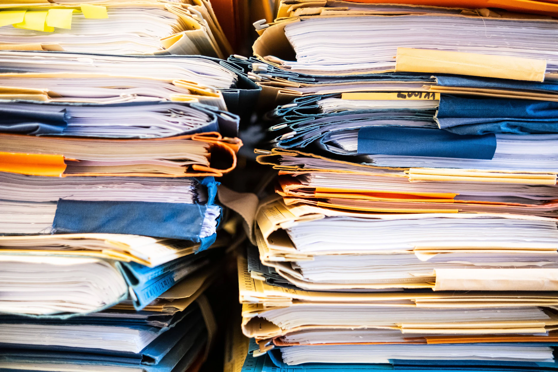 Ein Stapel mit Gerichtsakten soll in Berlin bald der Vergangenheit angehören.