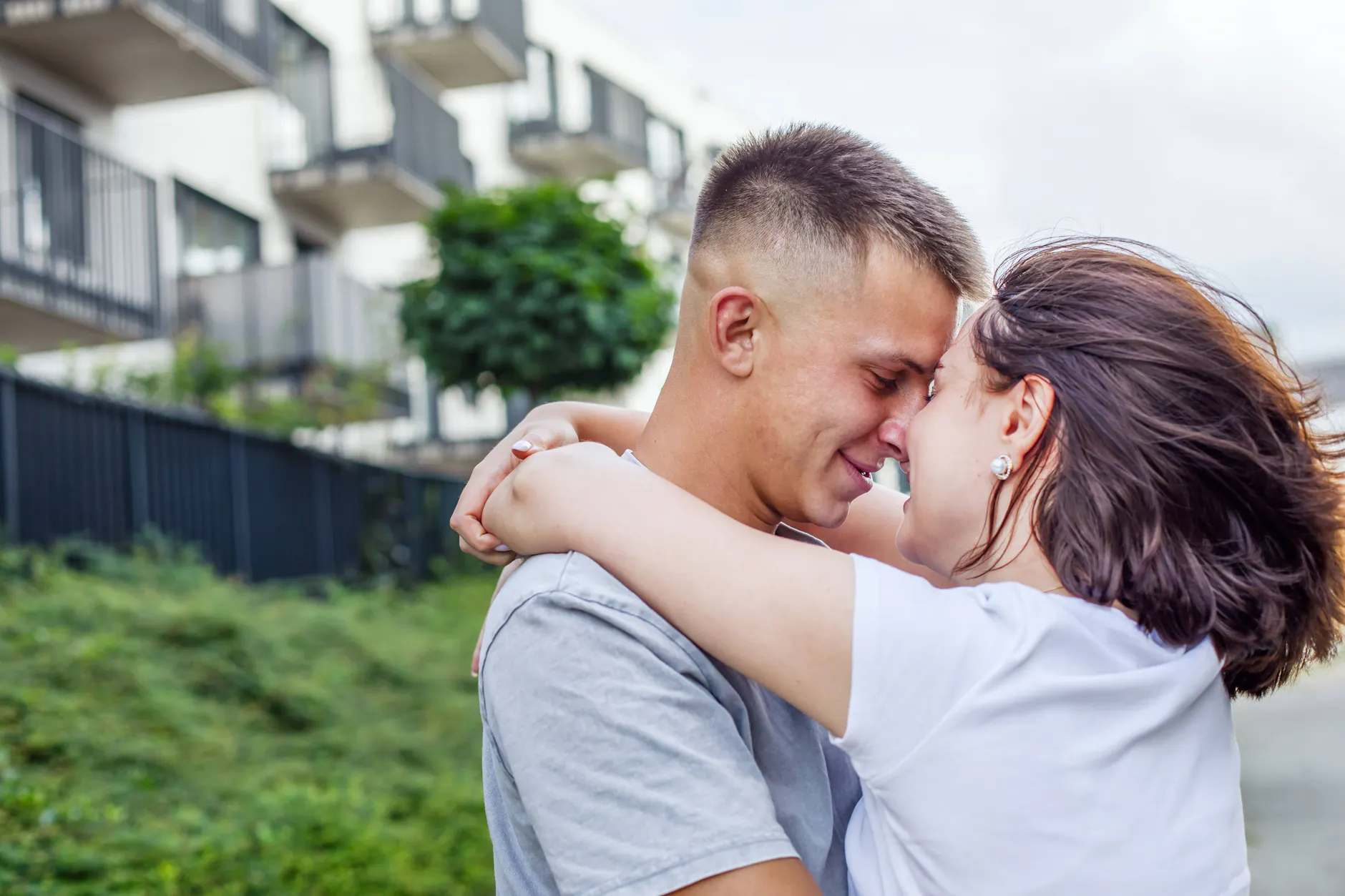 Nähe und echte Gefühle: Der 8. April kann für einige Sternzeichen eine überraschende Wendung in der Liebe bringen.