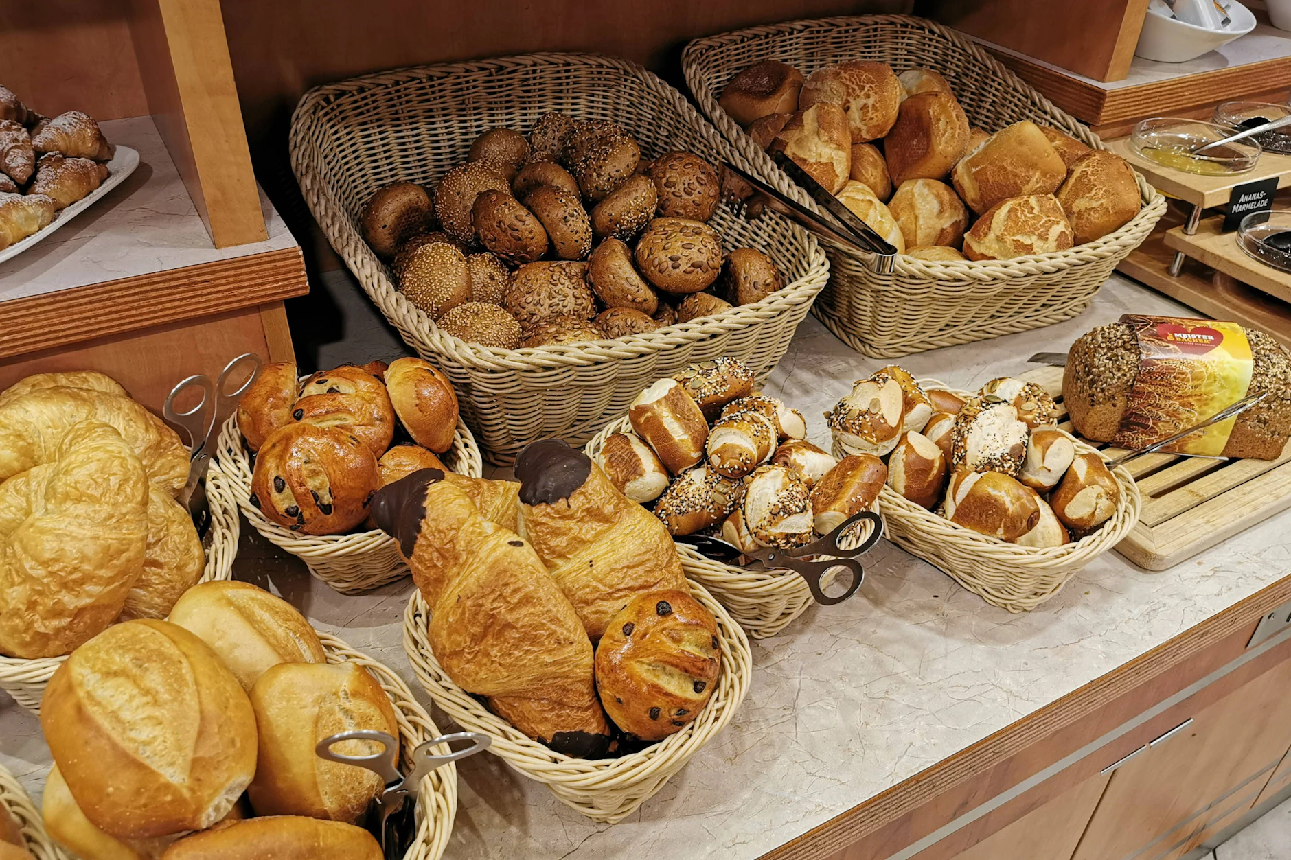 Frische Brötchen am Frühstücksbuffet: Mitnehmen für später ist in vielen Hotels nicht erlaubt.