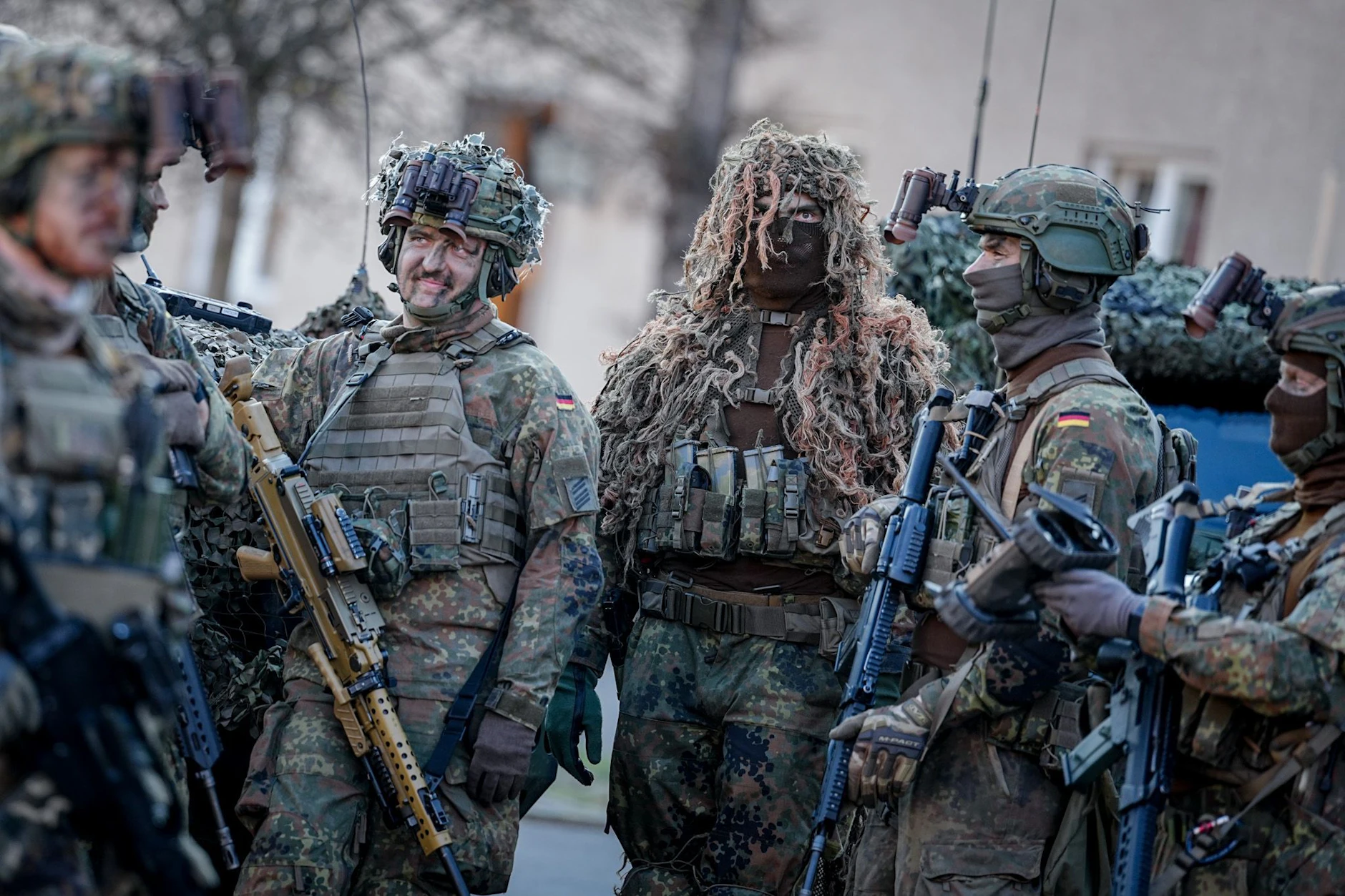 Männer zwischen 17 und 45 Jahren müssen vor Auslandsaufenthalten eine Genehmigung der Bundeswehr einholen.