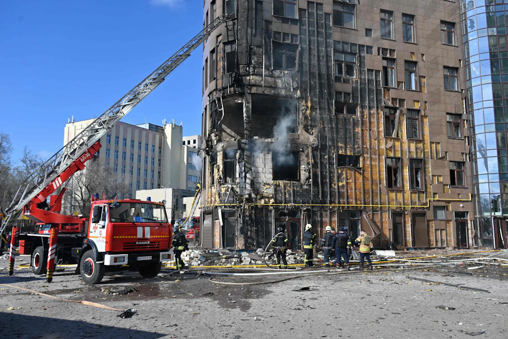 Schäden an einem Gebäude nach einem Angriff auf Charkiv