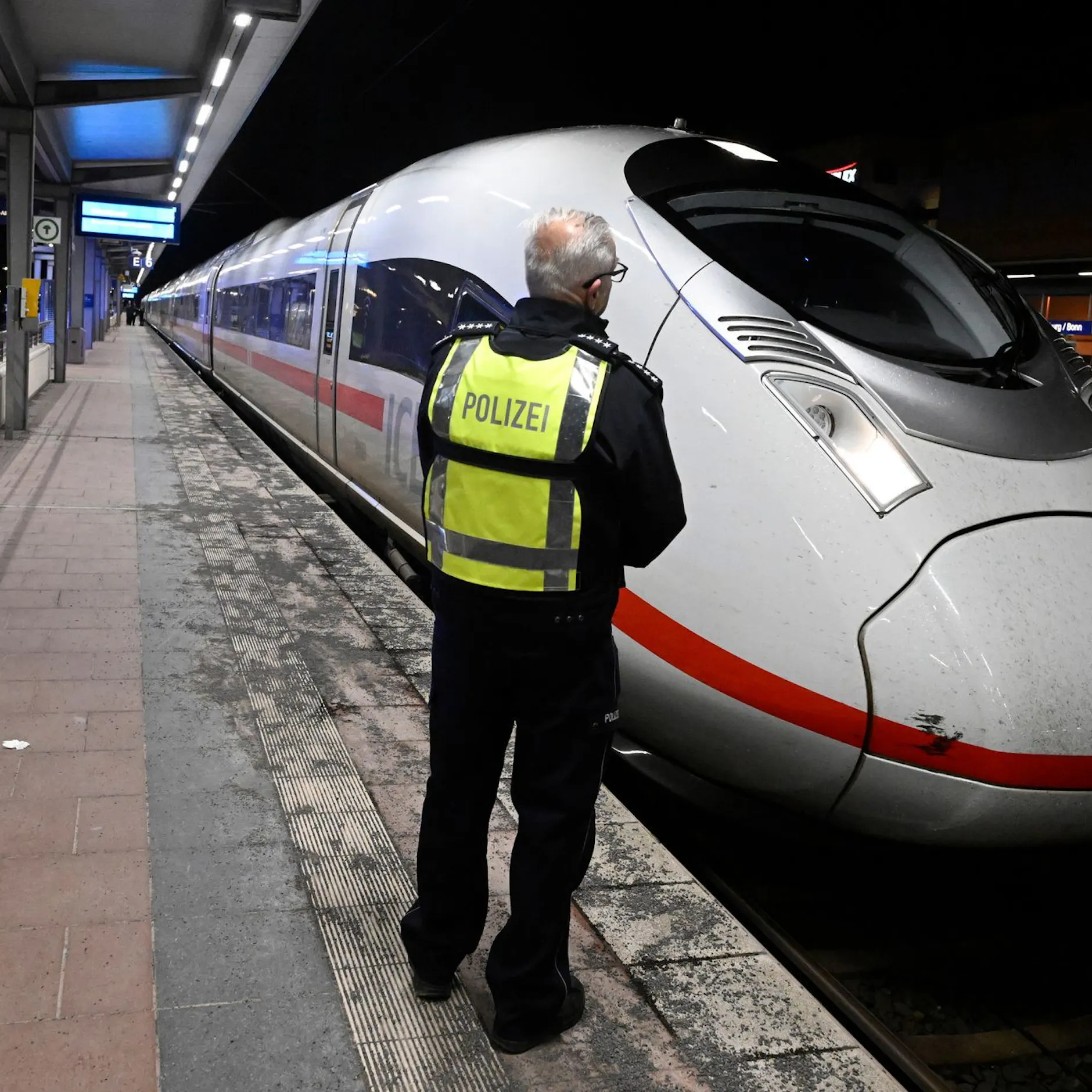 Image - Mann zündet Böller in ICE und droht mit Anschlag – zwölf Fahrgäste verletzt