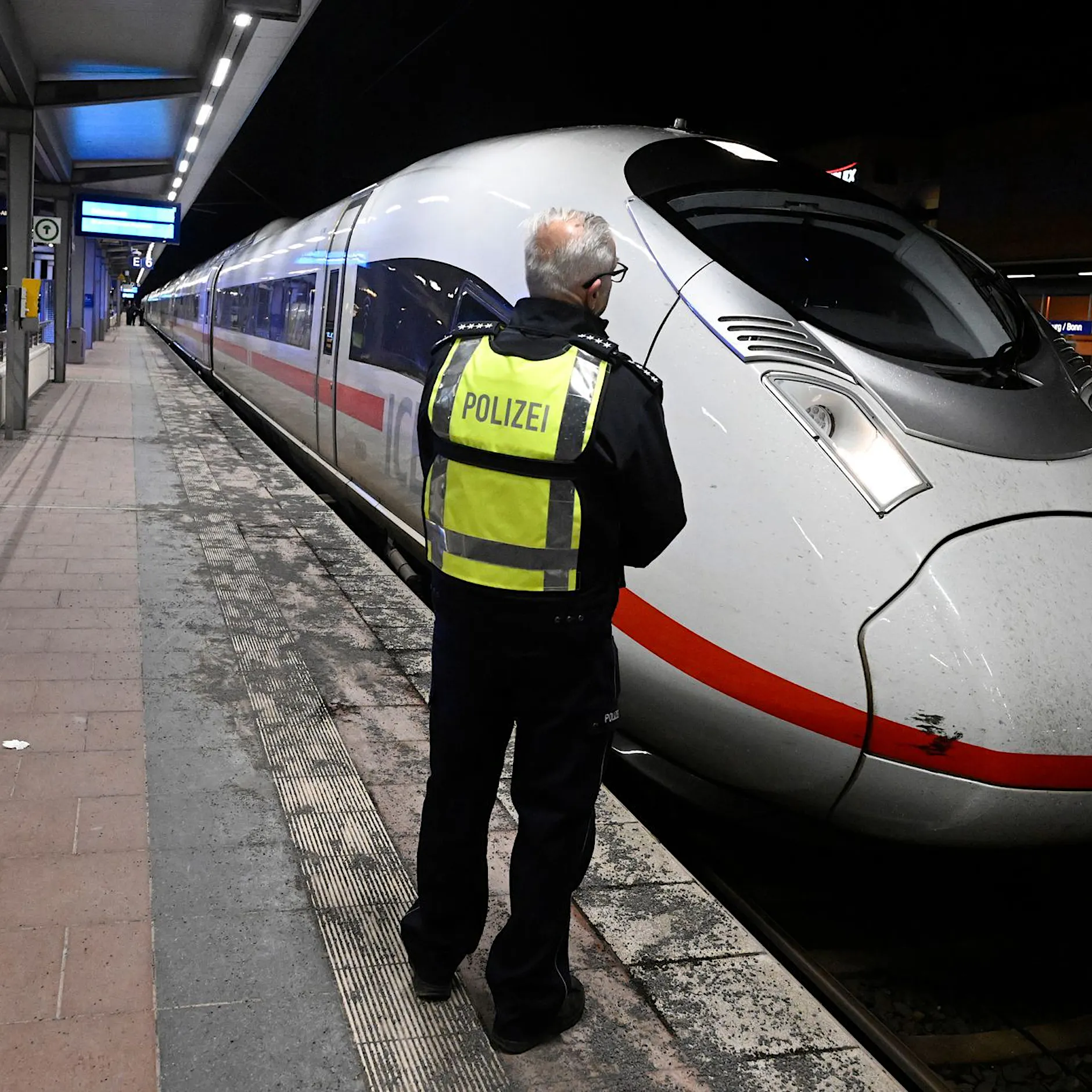 Mann zündet Böller in ICE und droht mit Anschlag – zwölf Fahrgäste verletzt